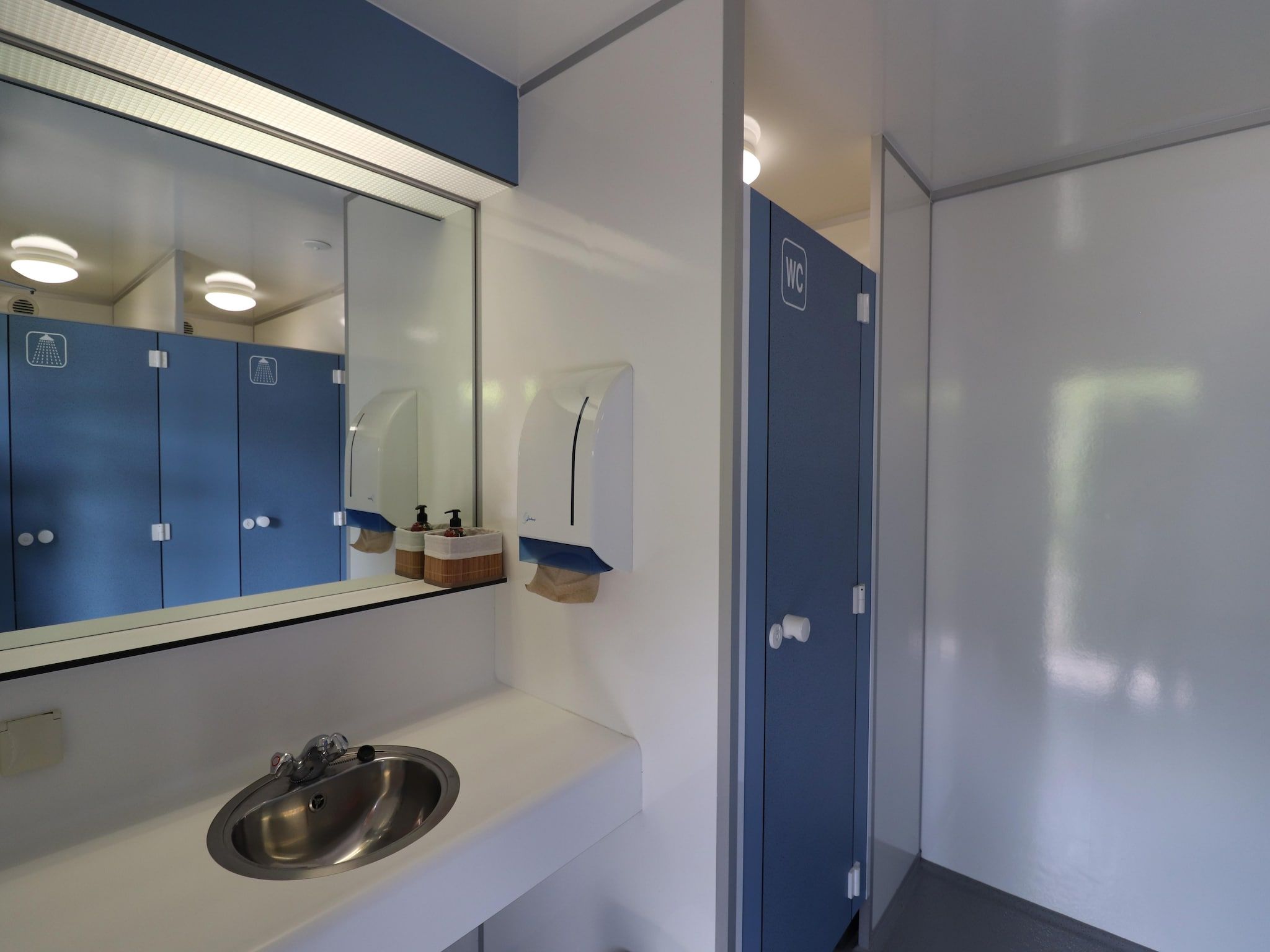 De badkamer van Glamour tent 'Kreas'" in Twijzel