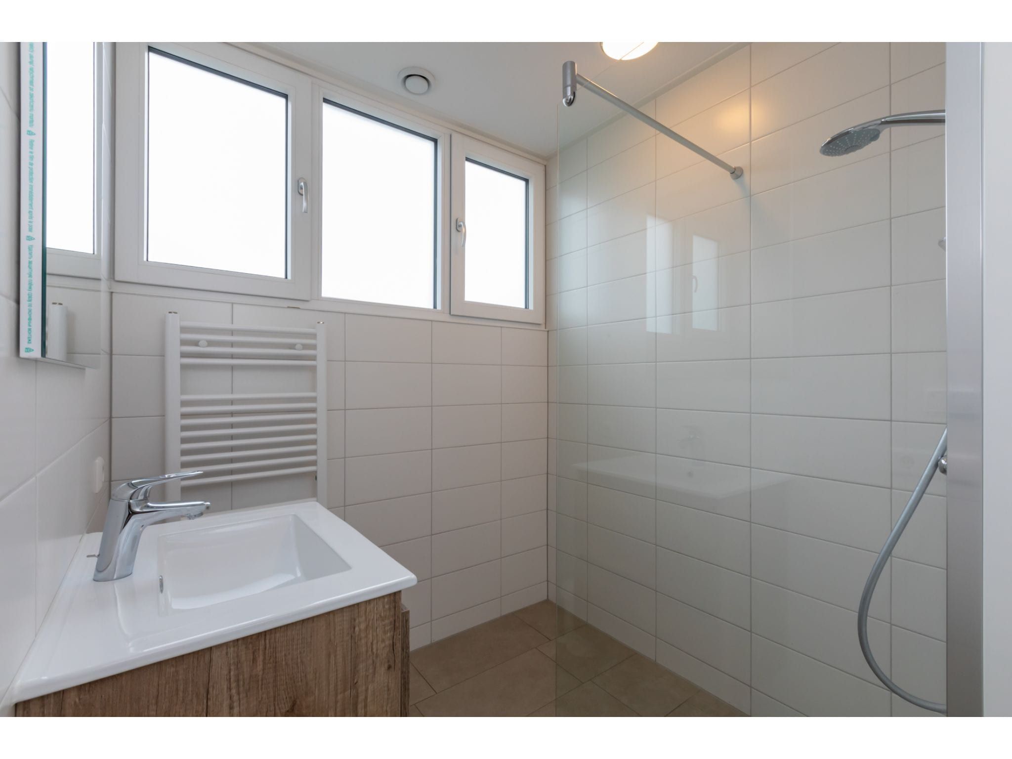 De badkamer van Kloosterweg 85 in Burgh Haamstede