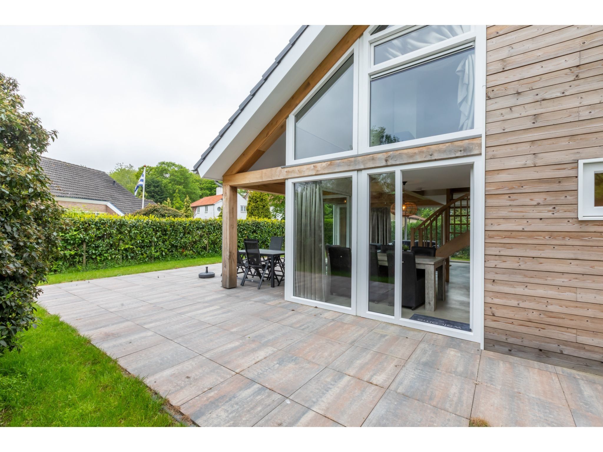 Het terras van Kloosterweg 85 in Burgh Haamstede