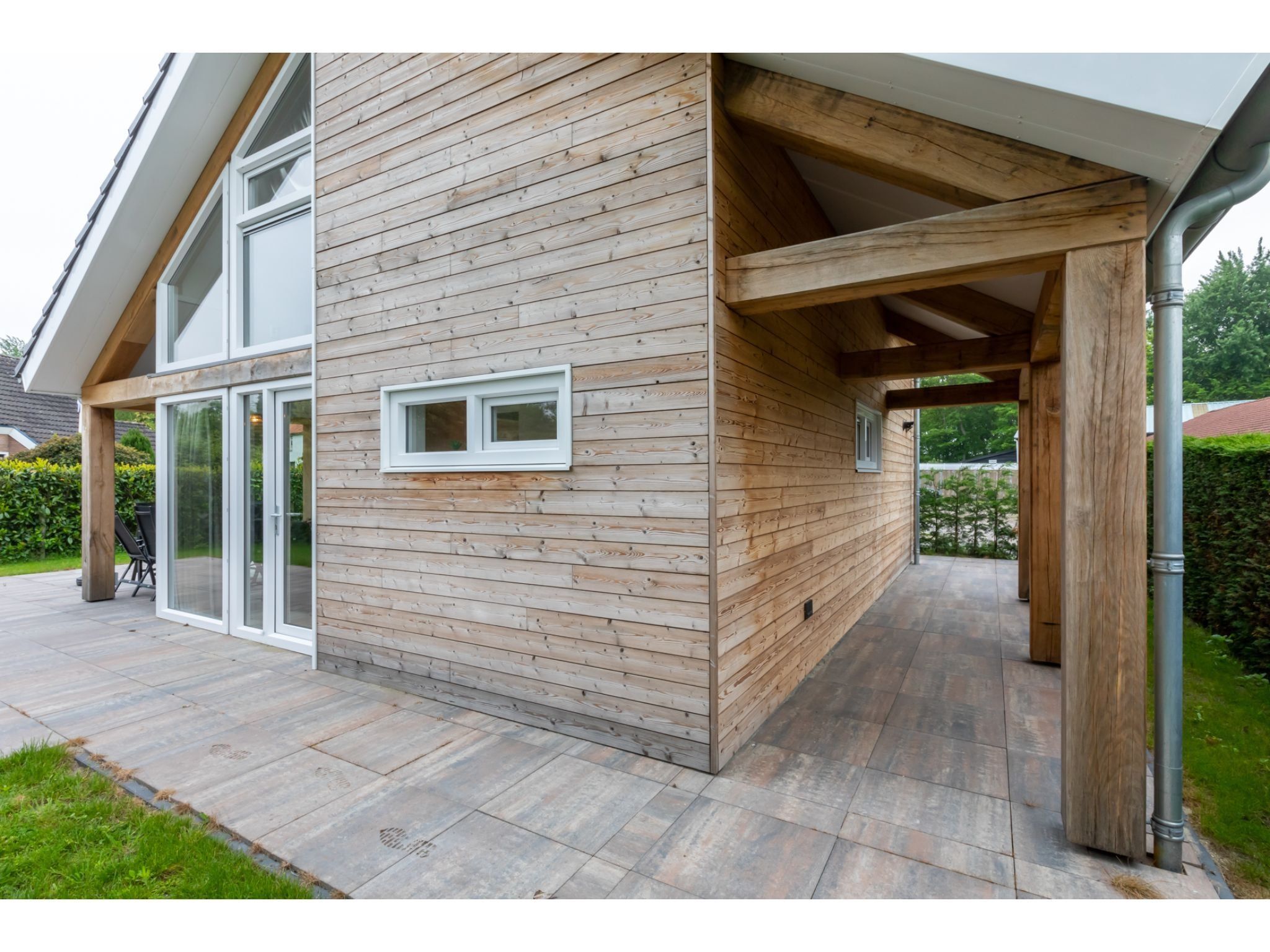 Het terras van Kloosterweg 85 in Burgh Haamstede