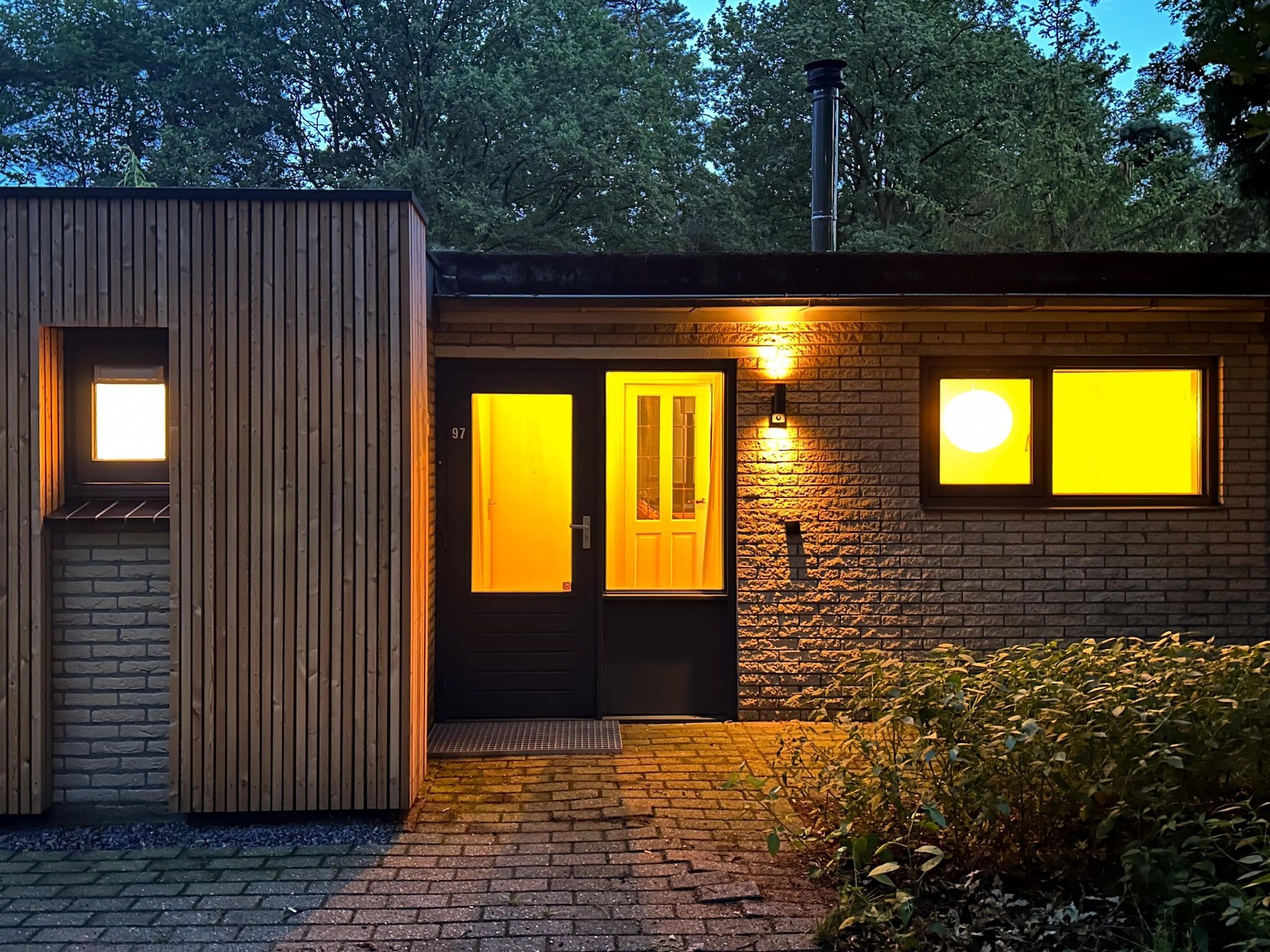 De buitenkant van Wellnes suite in Zelhem
