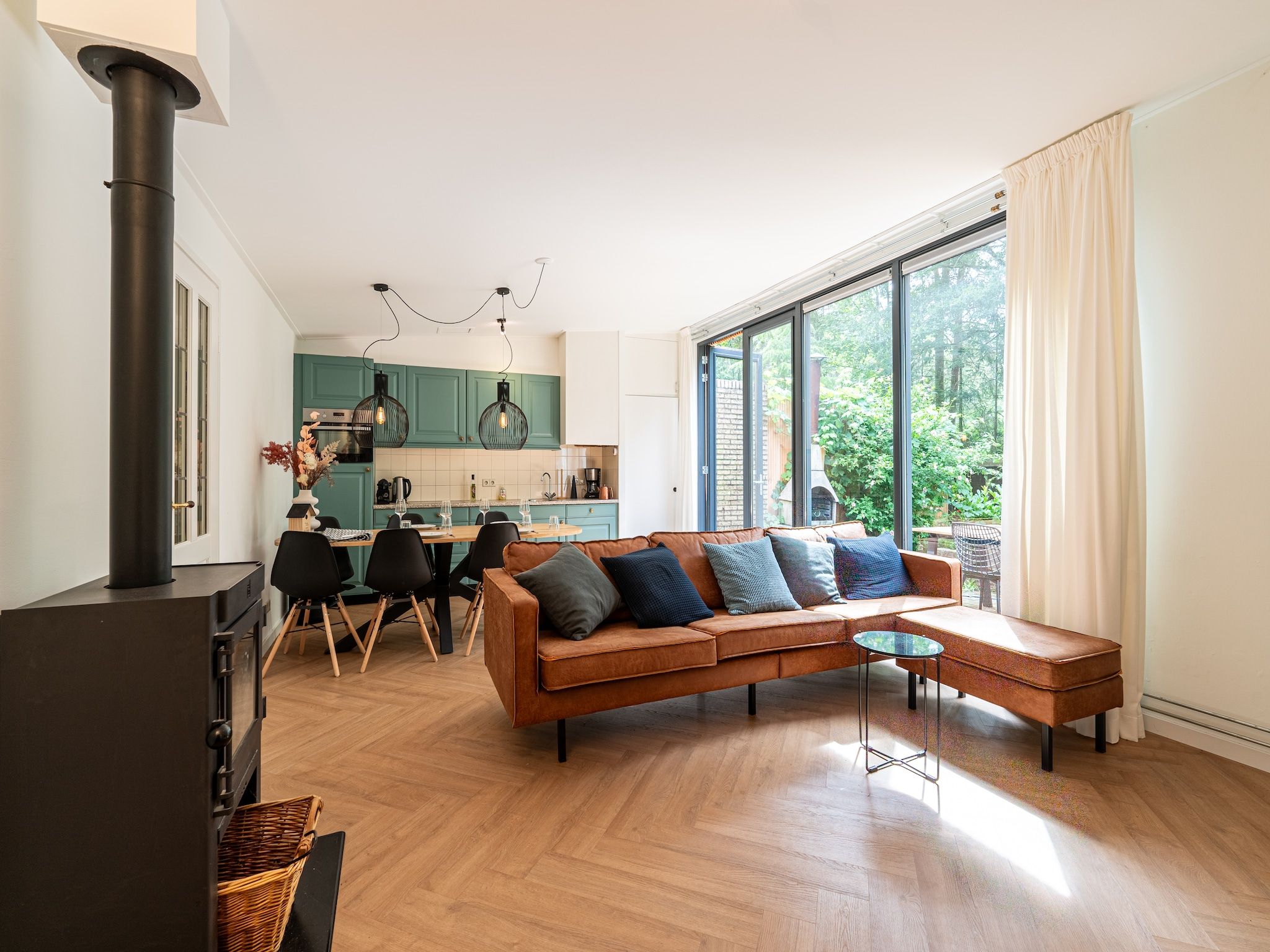 De woonkamer van Wellnes suite in Zelhem