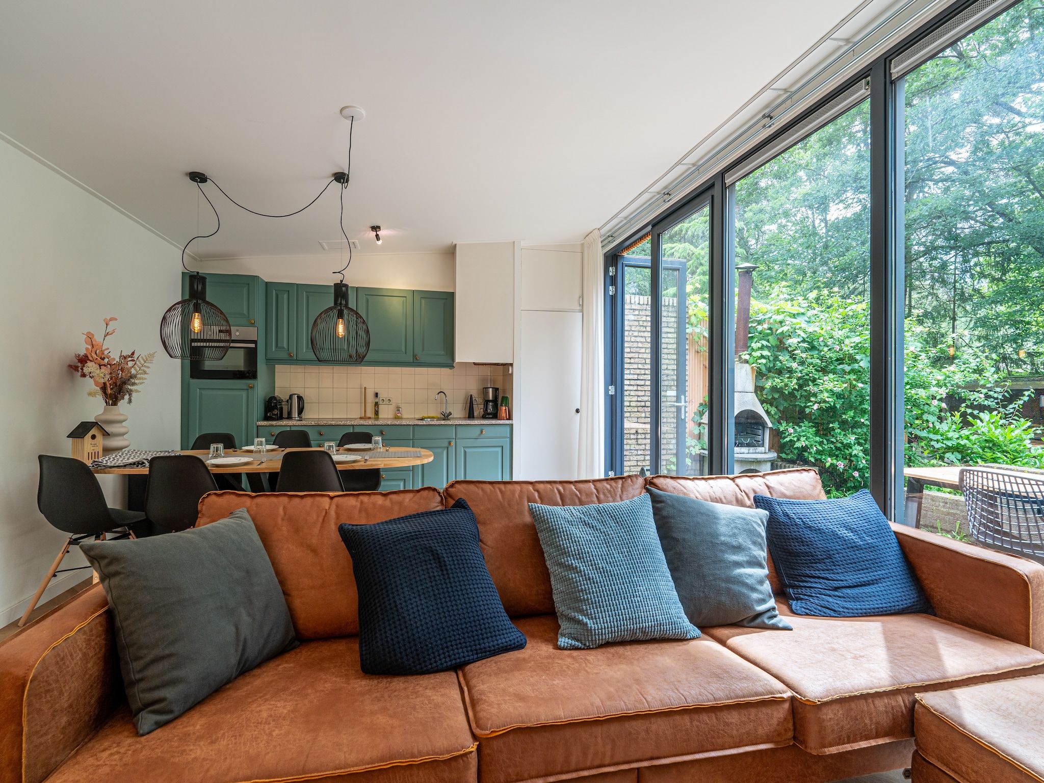 De woonkamer van Wellnes suite in Zelhem