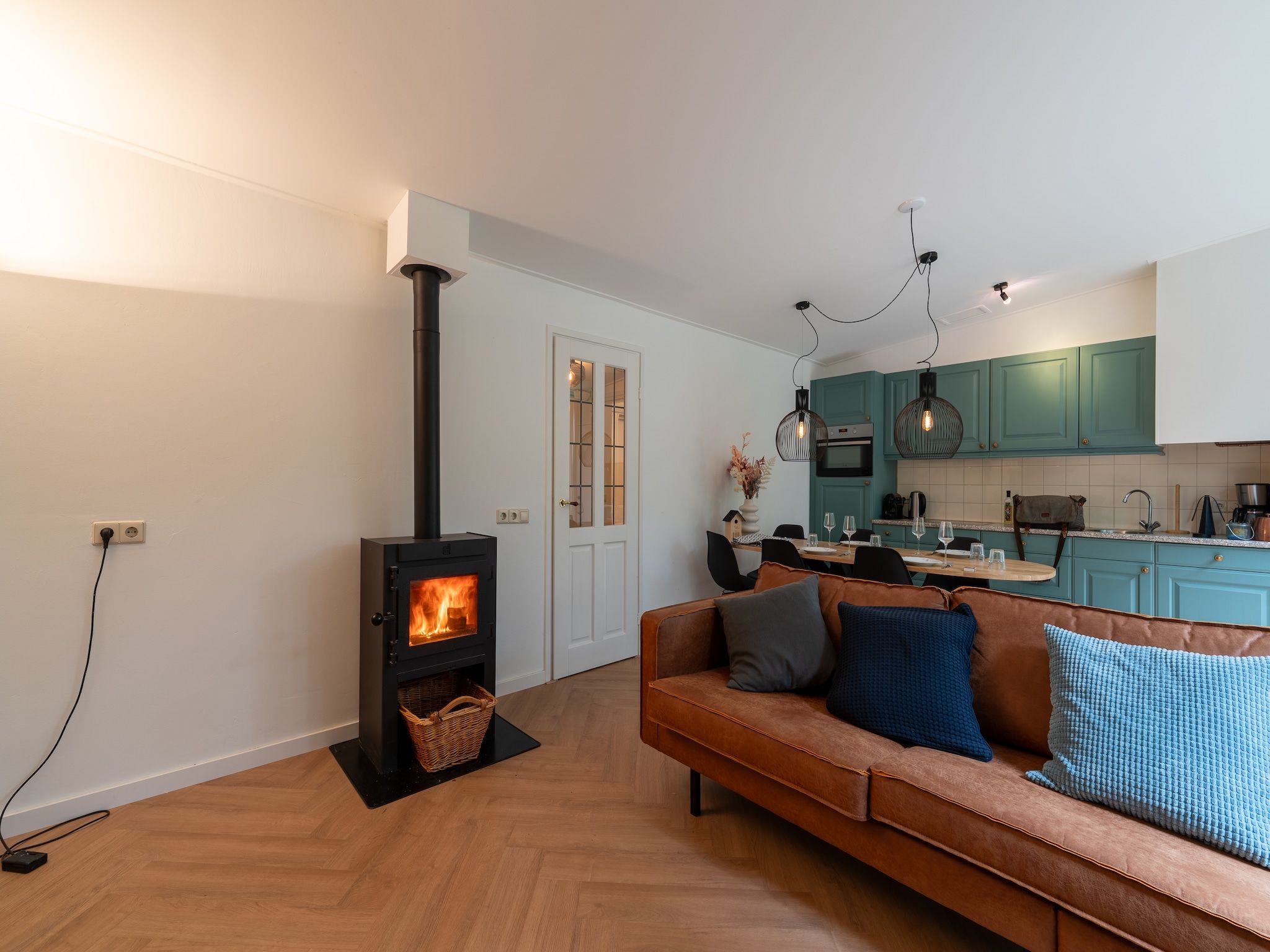 De woonkamer van Wellnes suite in Zelhem