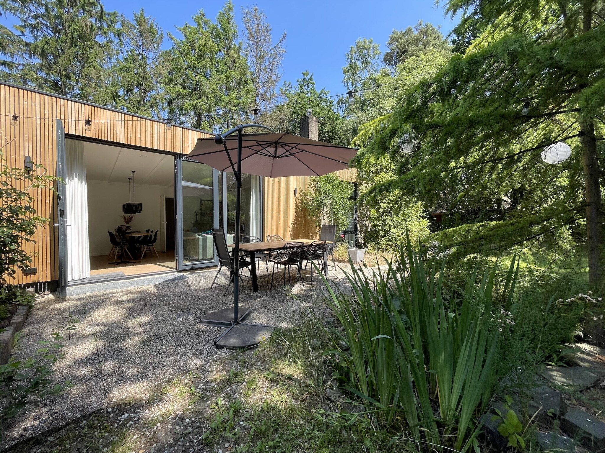 Het terras van Bos suite in Zelhem