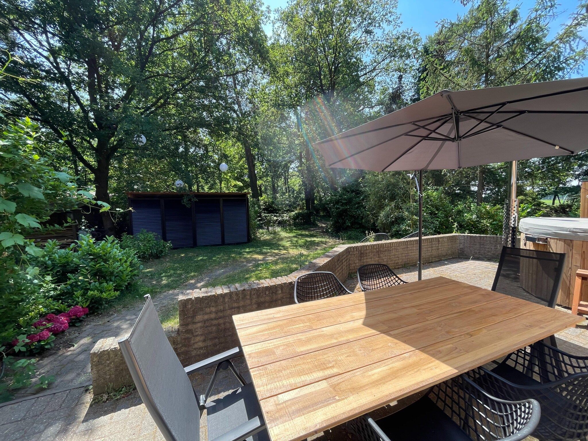 Het terras van Duo Suite wellness in Zelhem