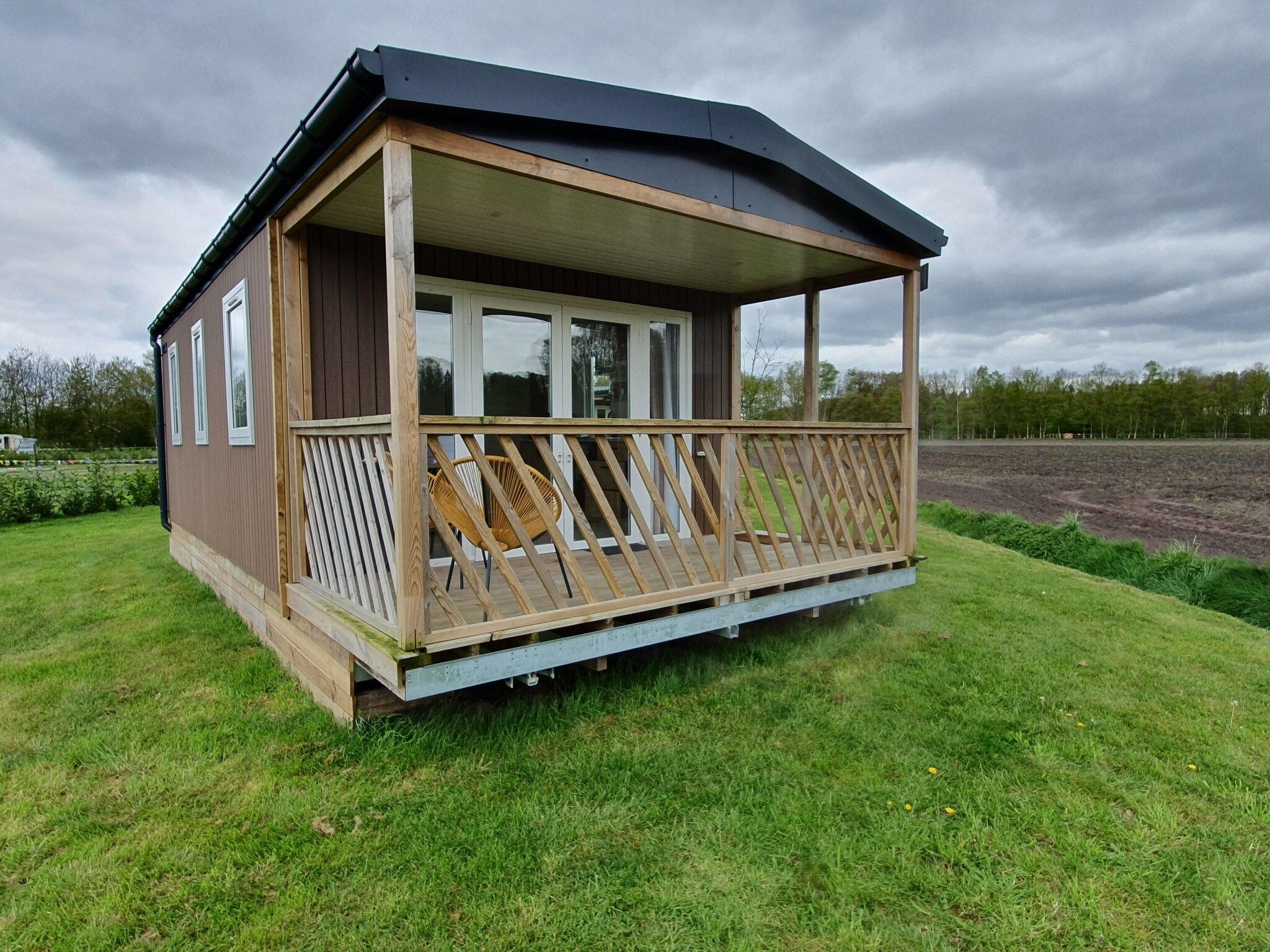 De buitenkant van Elperhof Leberenlodge in Schoonloo