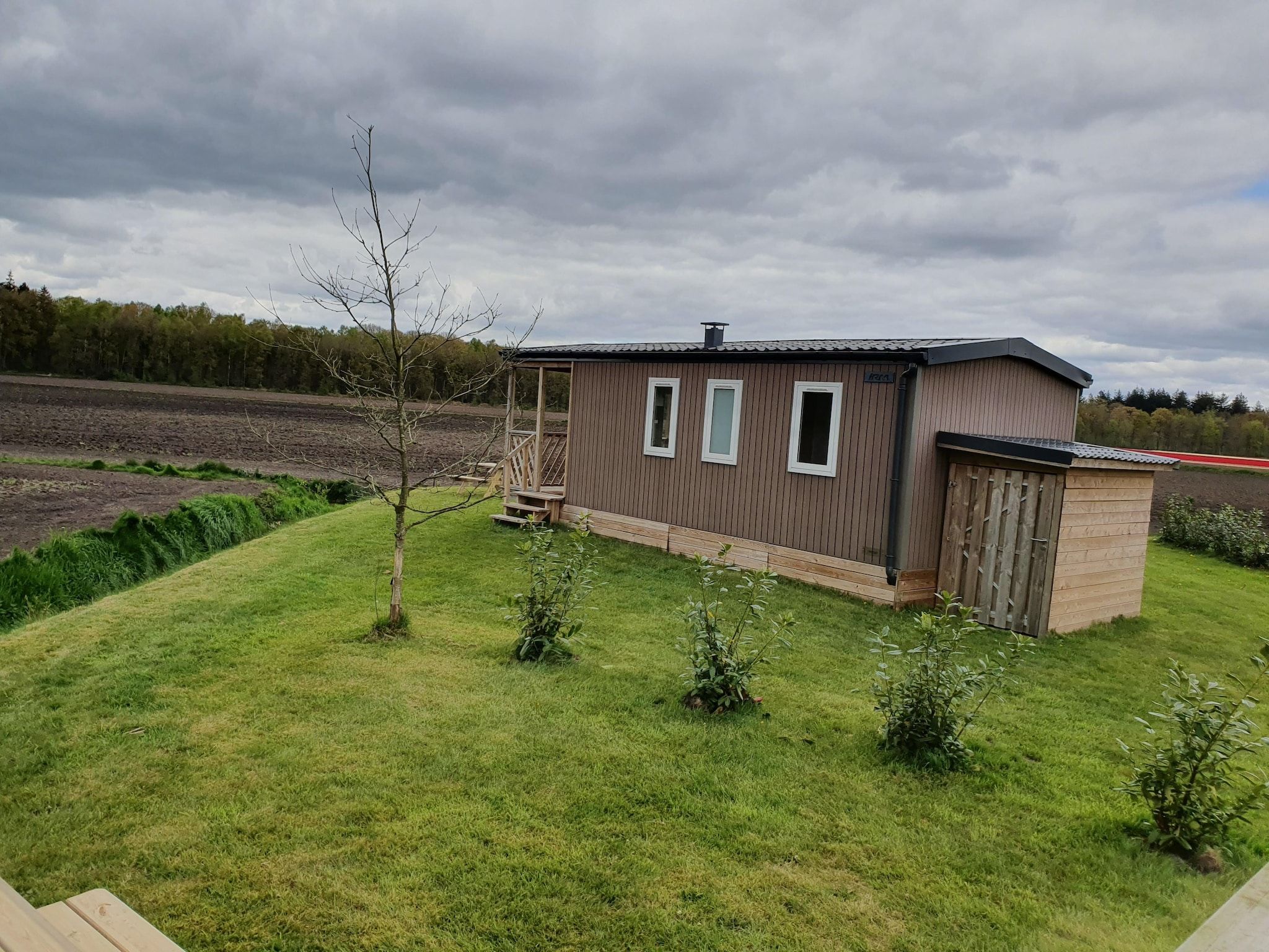 De buitenkant van Elperhof Leberenlodge in Schoonloo