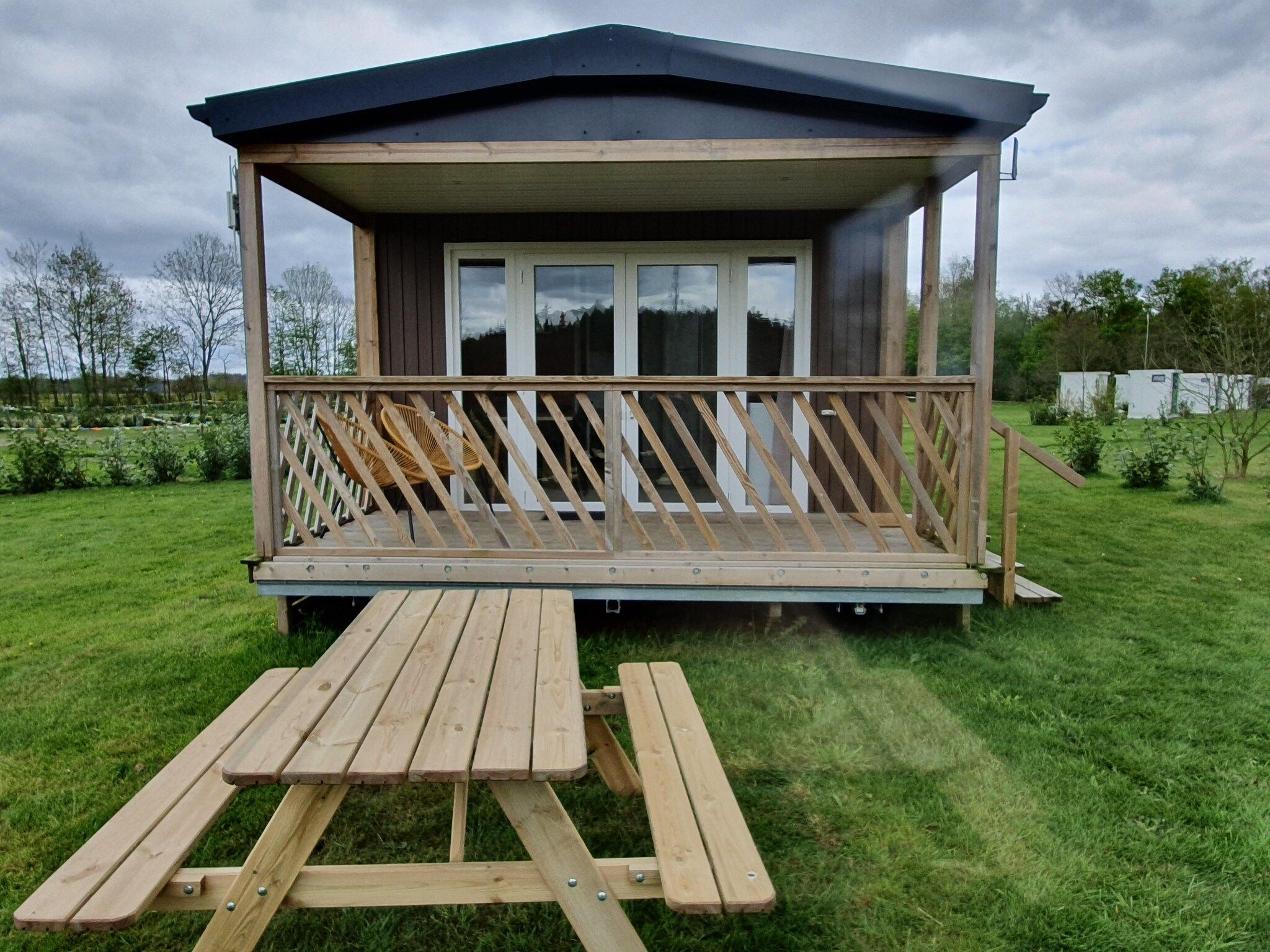 De buitenkant van Elperhof Leberenlodge in Schoonloo