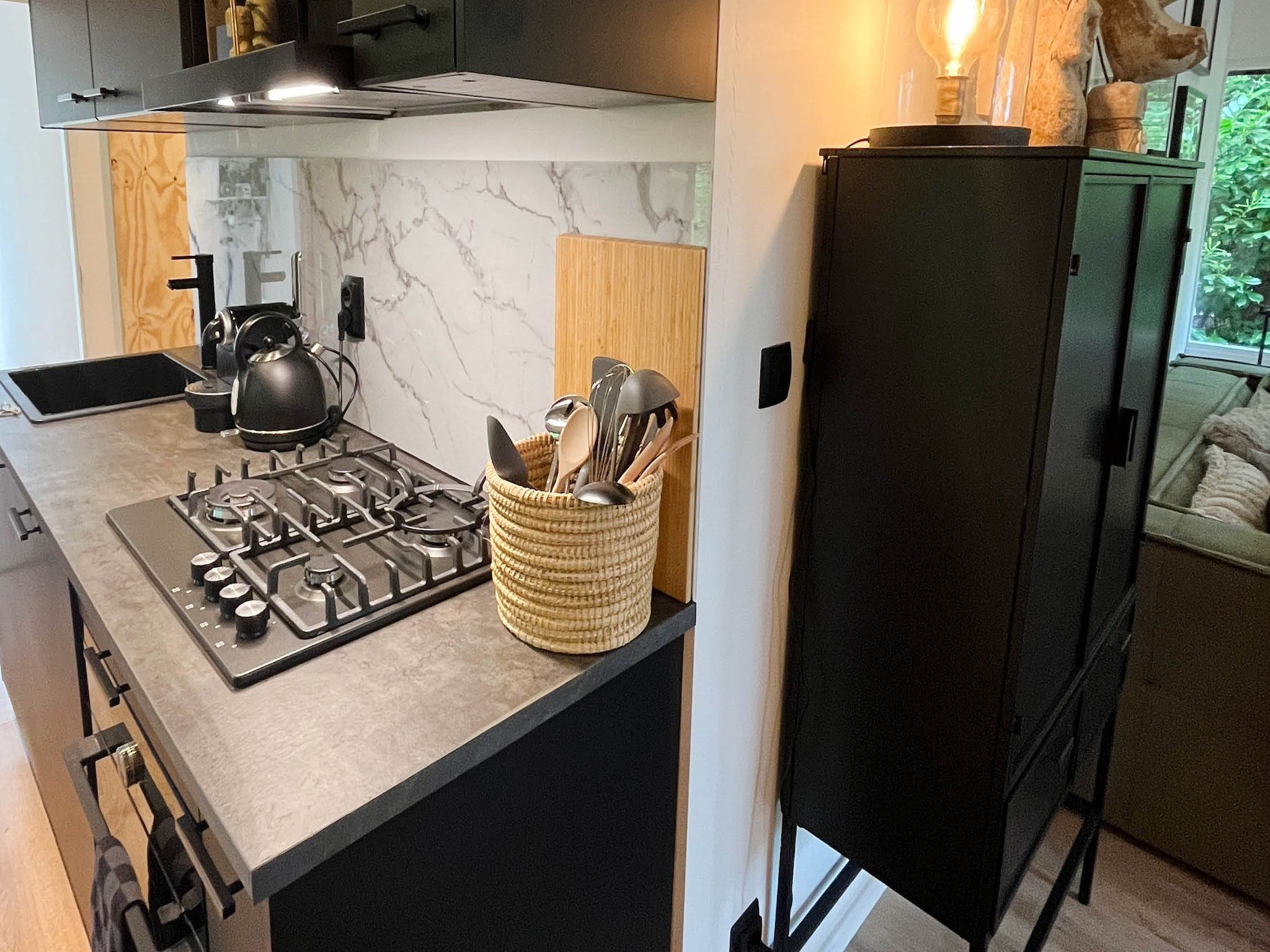 De keuken van Dutch Cabin Houses 24 in Rheezerveen