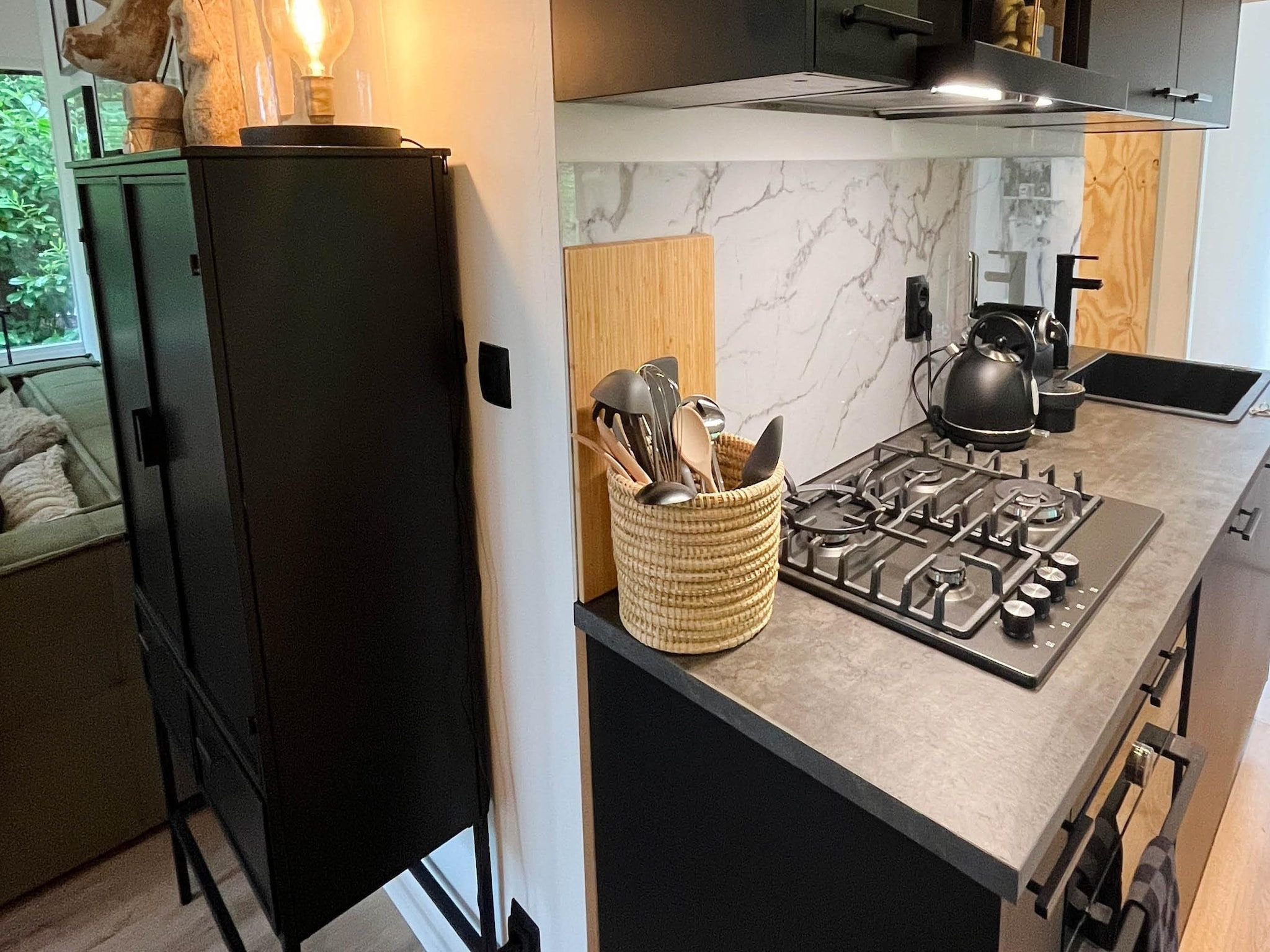 De keuken van Dutch Cabin Houses 24 in Rheezerveen