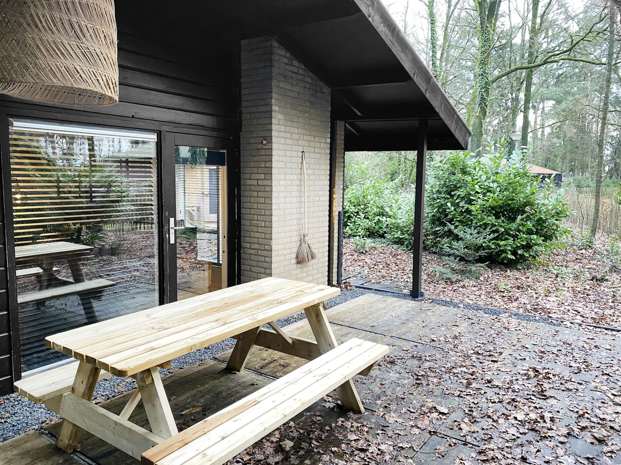Het terras van Dutch Cabin Houses 45 in Rheezerveen