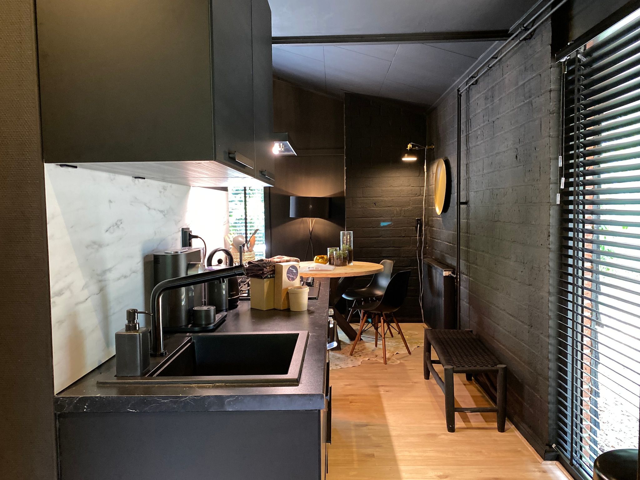 De woonkamer van Dutch Cabin Houses C65 in Rheezerveen