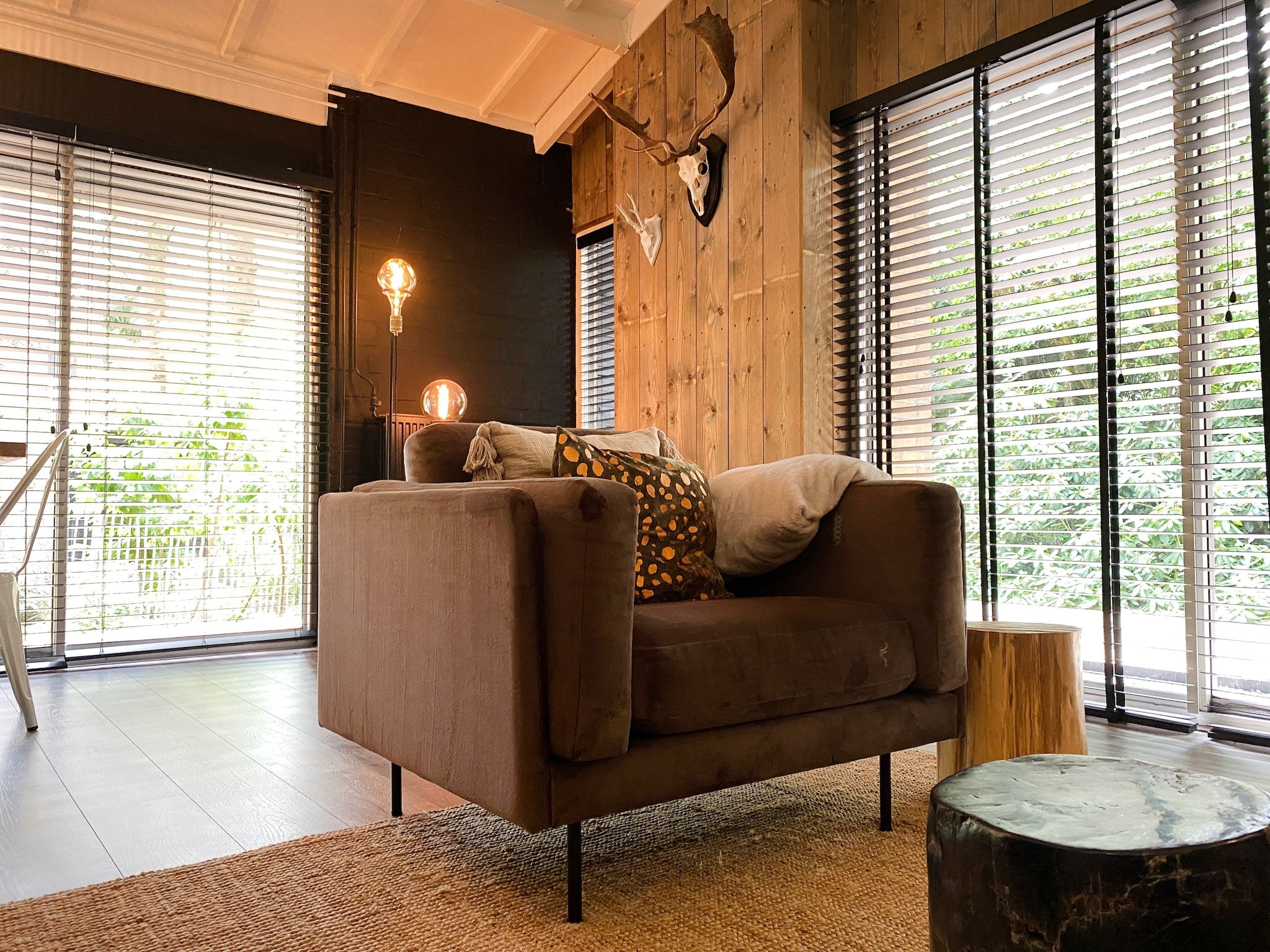 De woonkamer van Dutch Cabin Houses C66 in Rheezerveen