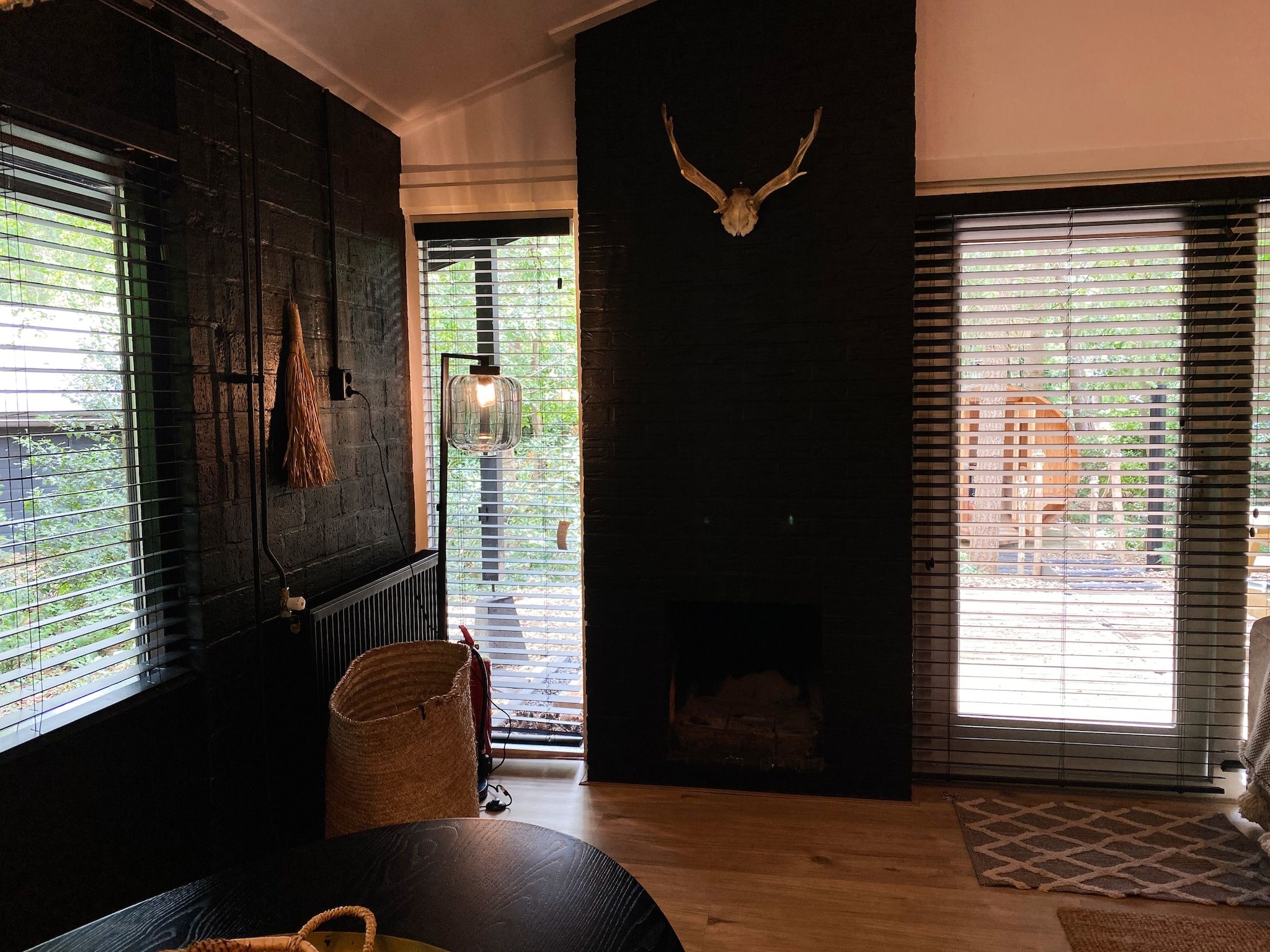 De woonkamer van Dutch Cabin Houses C67 in Rheezerveen