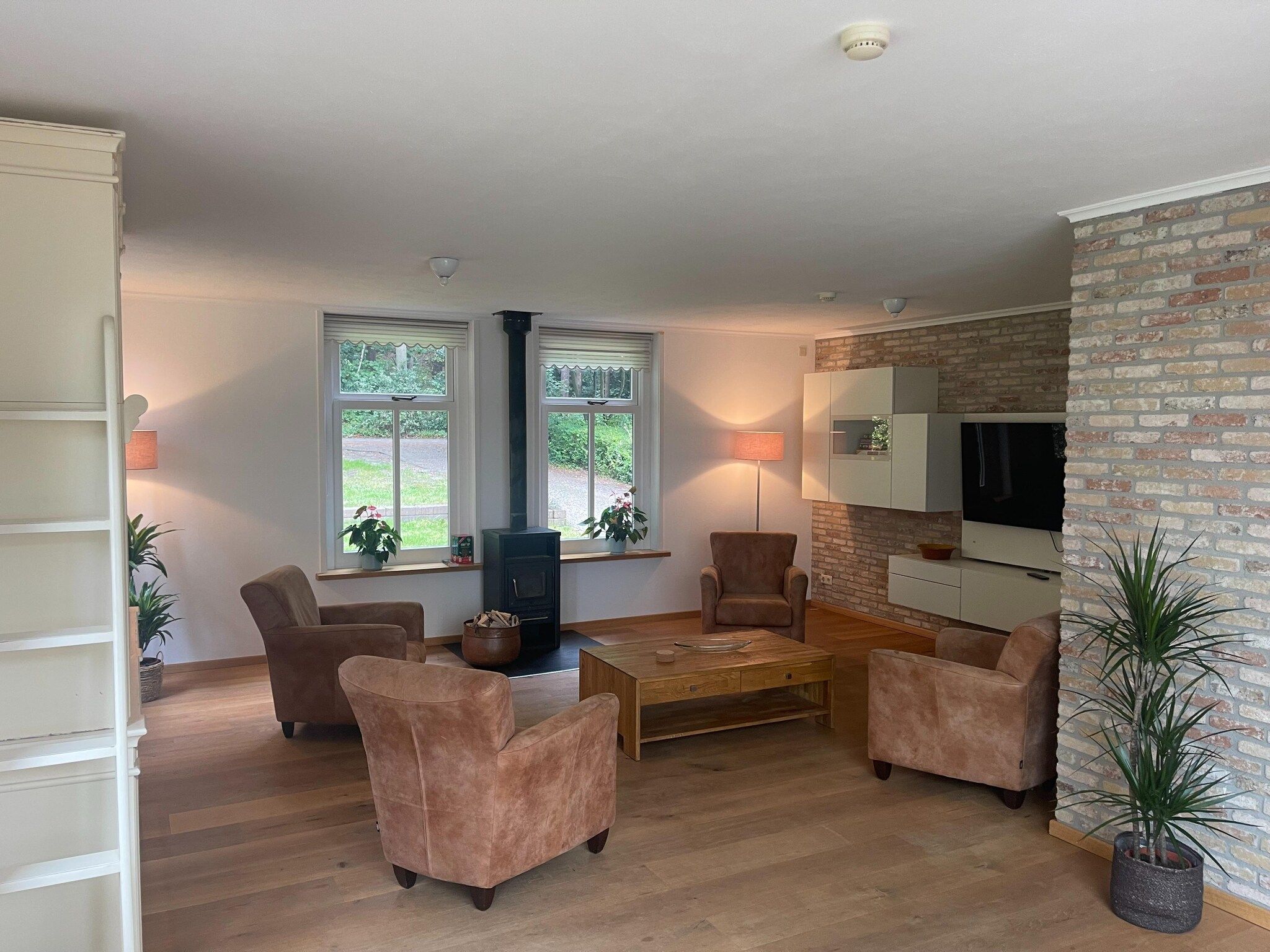 De woonkamer van Aldubo in Den Burg