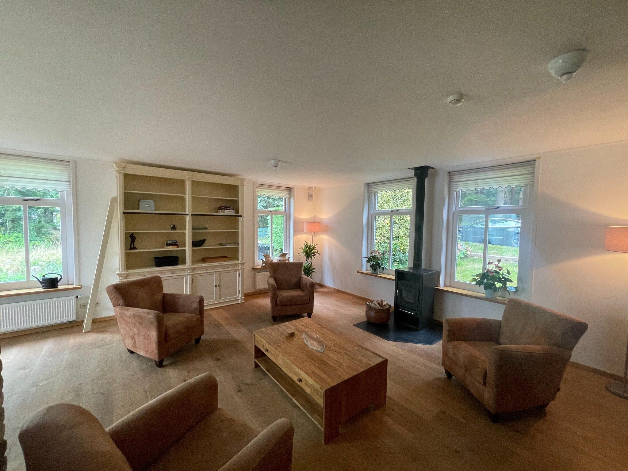 De woonkamer van Aldubo in Den Burg