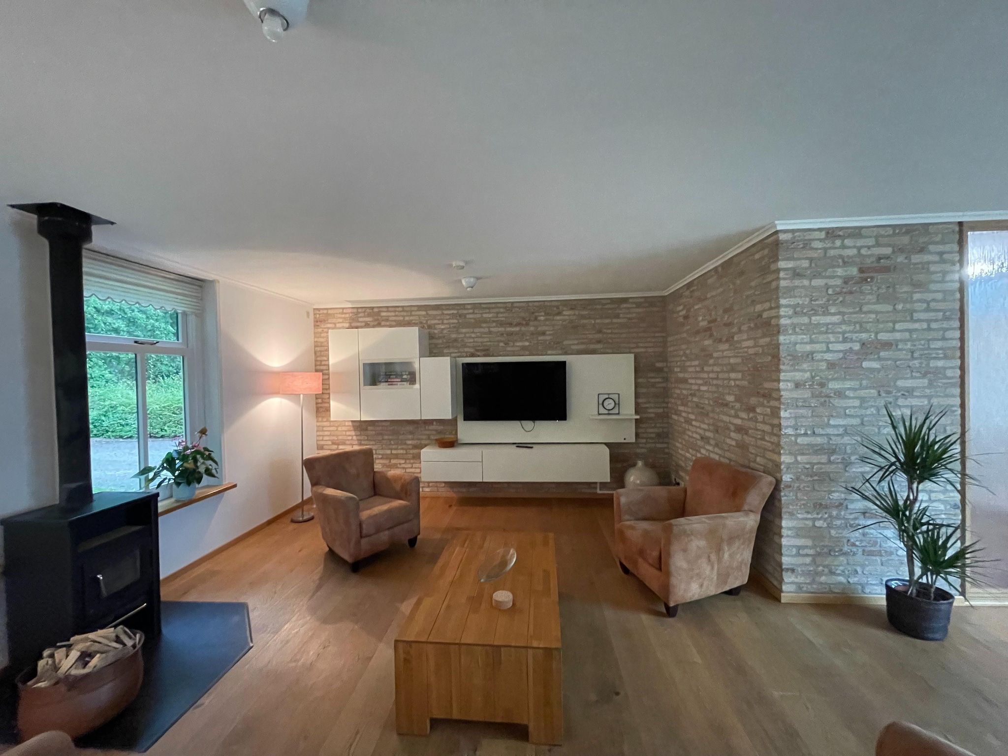 De woonkamer van Aldubo in Den Burg
