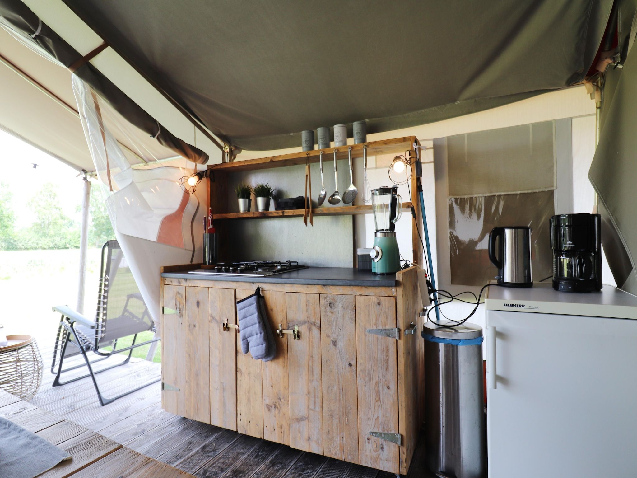 De keuken van Safaritent 'Gaadlik' in Twijzel