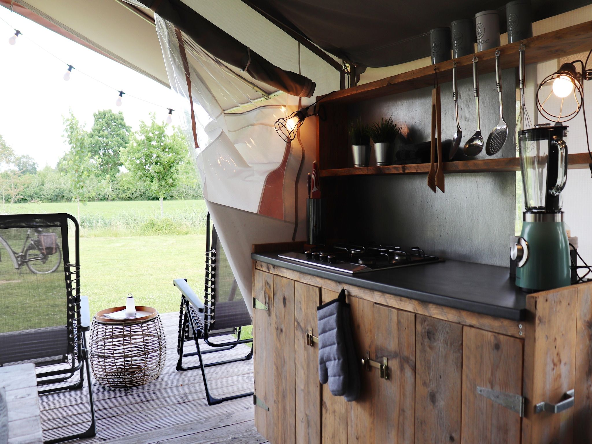 De keuken van Safaritent 'Gaadlik' in Twijzel