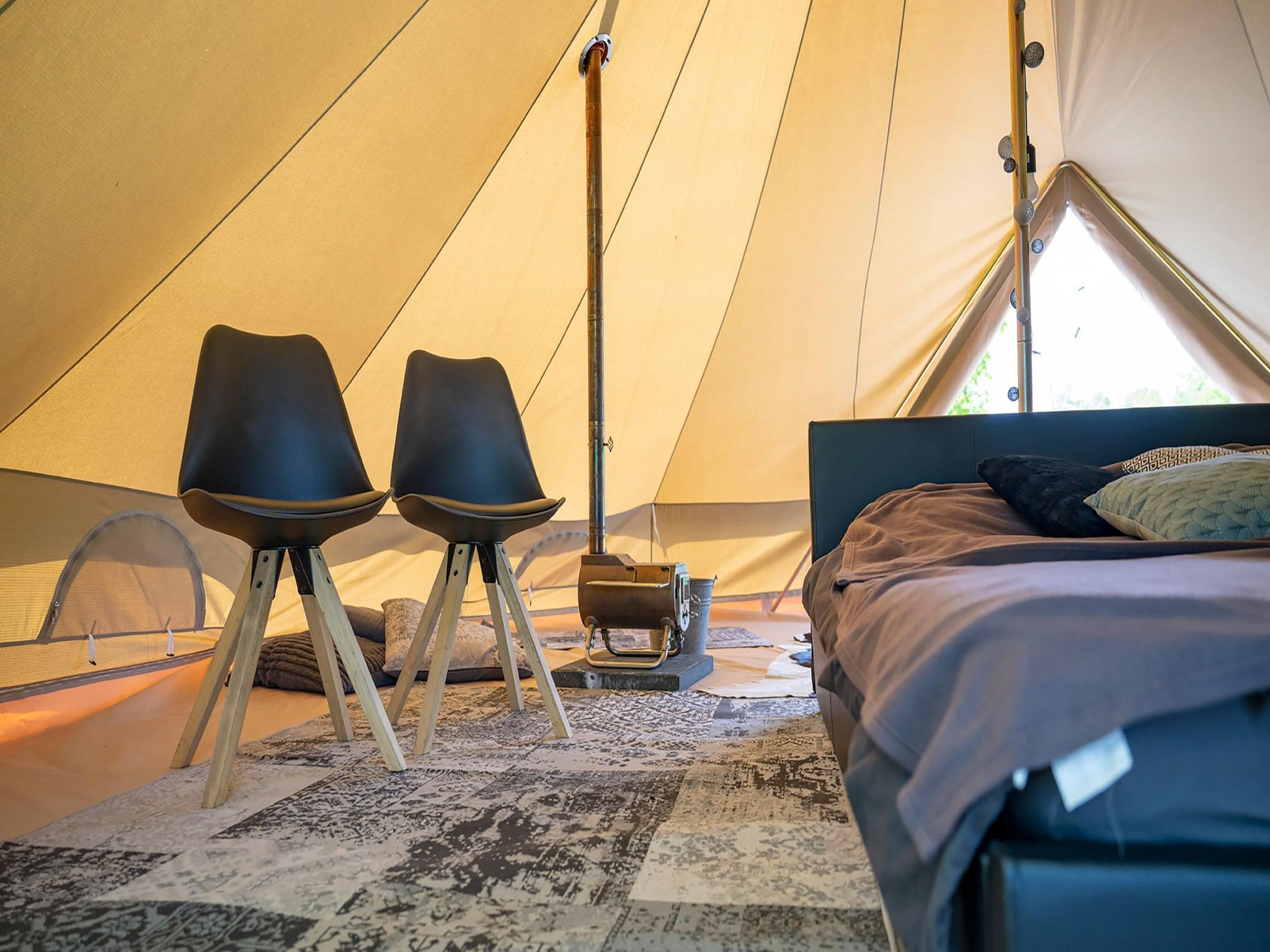 Een slaapkamer van Glamour tent 'Smuk' in Twijzel
