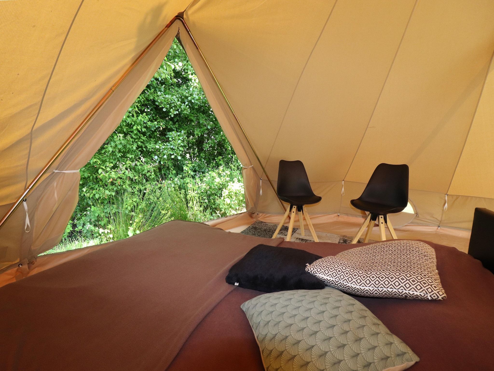 Een slaapkamer van Glamour tent 'Smuk' in Twijzel