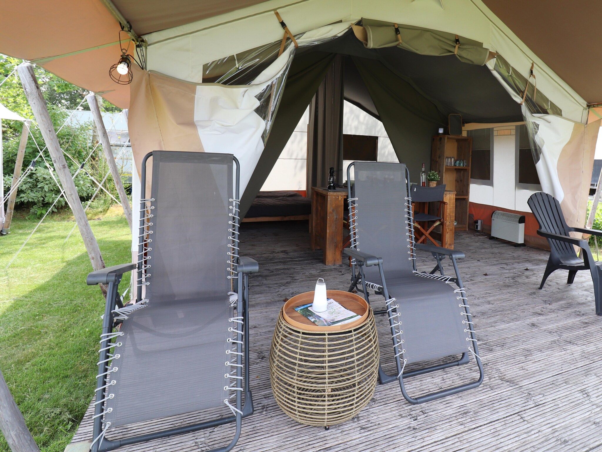 Het terras van Twee safaritenten "Noflik" & "Gaadlik" naast elkaar in Twijzel