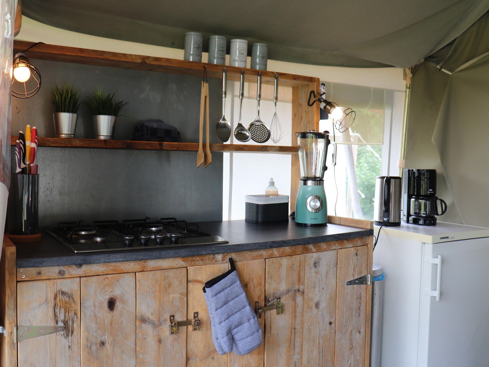 De keuken van Twee safaritenten "Noflik" & "Gaadlik" naast elkaar in Twijzel