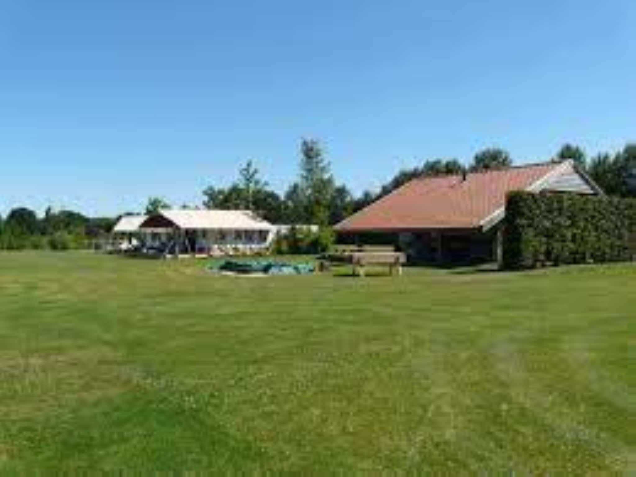 De tuin van Twee Glamour tenten "Kreas" en "Smuk" naast elkaar in Twijzel