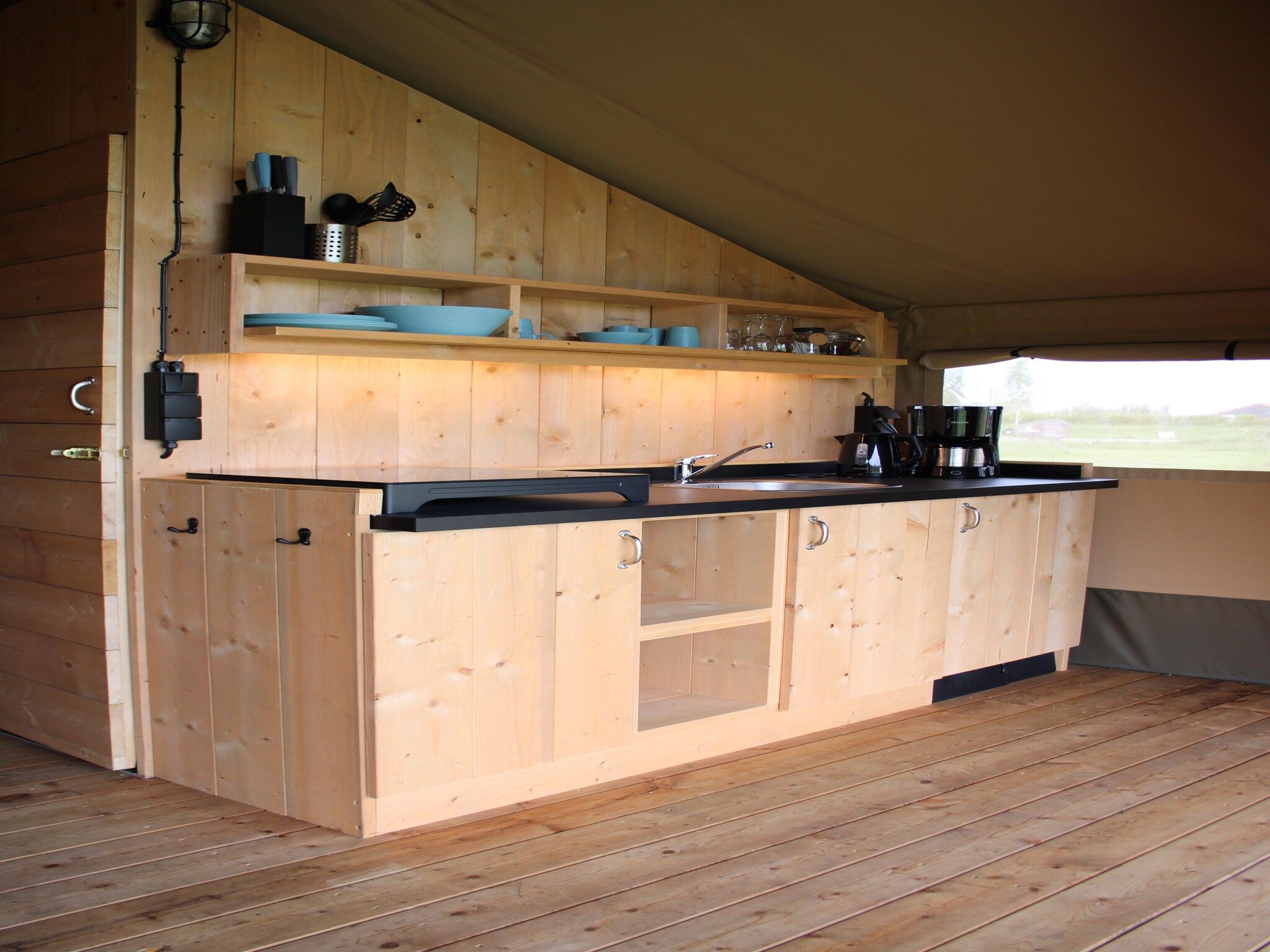 De keuken van Luxe glamping met badkamer 2 in De Veenhoop