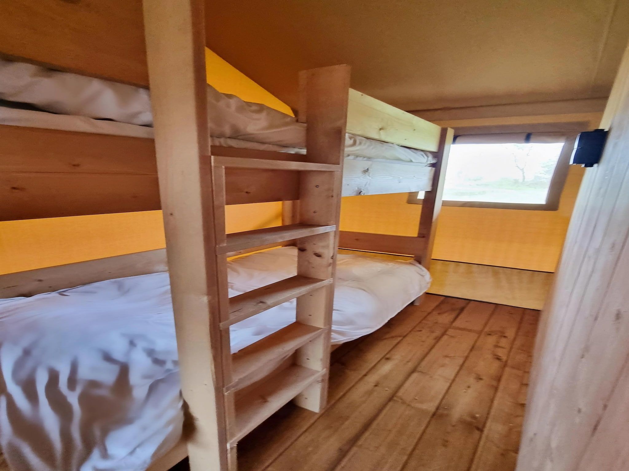 Een slaapkamer van Luxe glamping met badkamer 2 in De Veenhoop