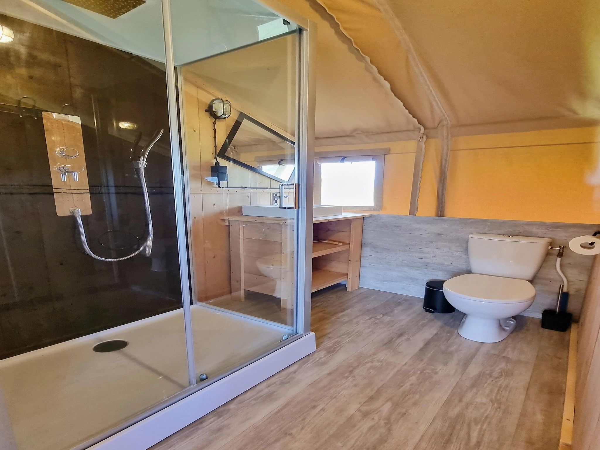De badkamer van Luxe glamping met badkamer 2 in De Veenhoop