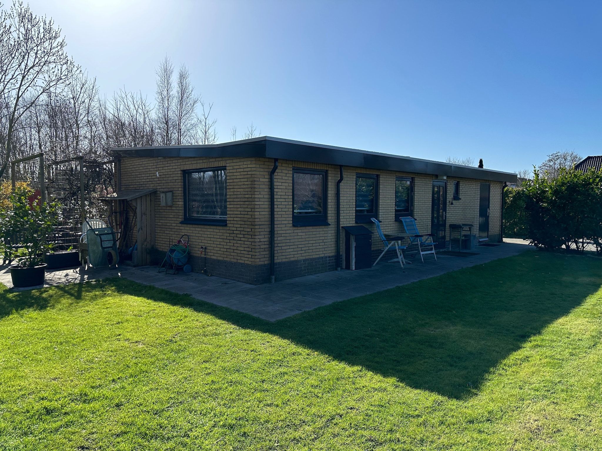 De tuin van Bungalow de Bolhoed in De Cocksdorp