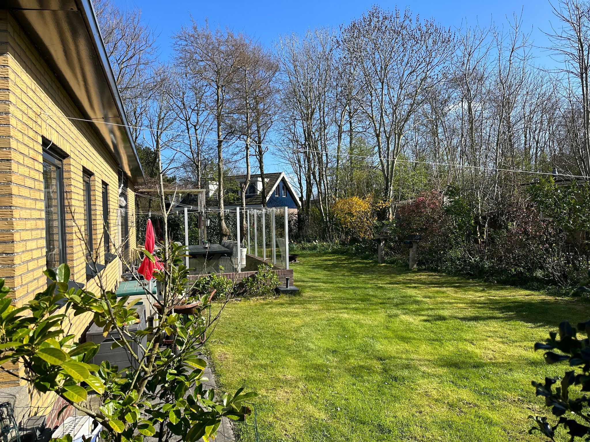 De tuin van Bungalow de Bolhoed in De Cocksdorp