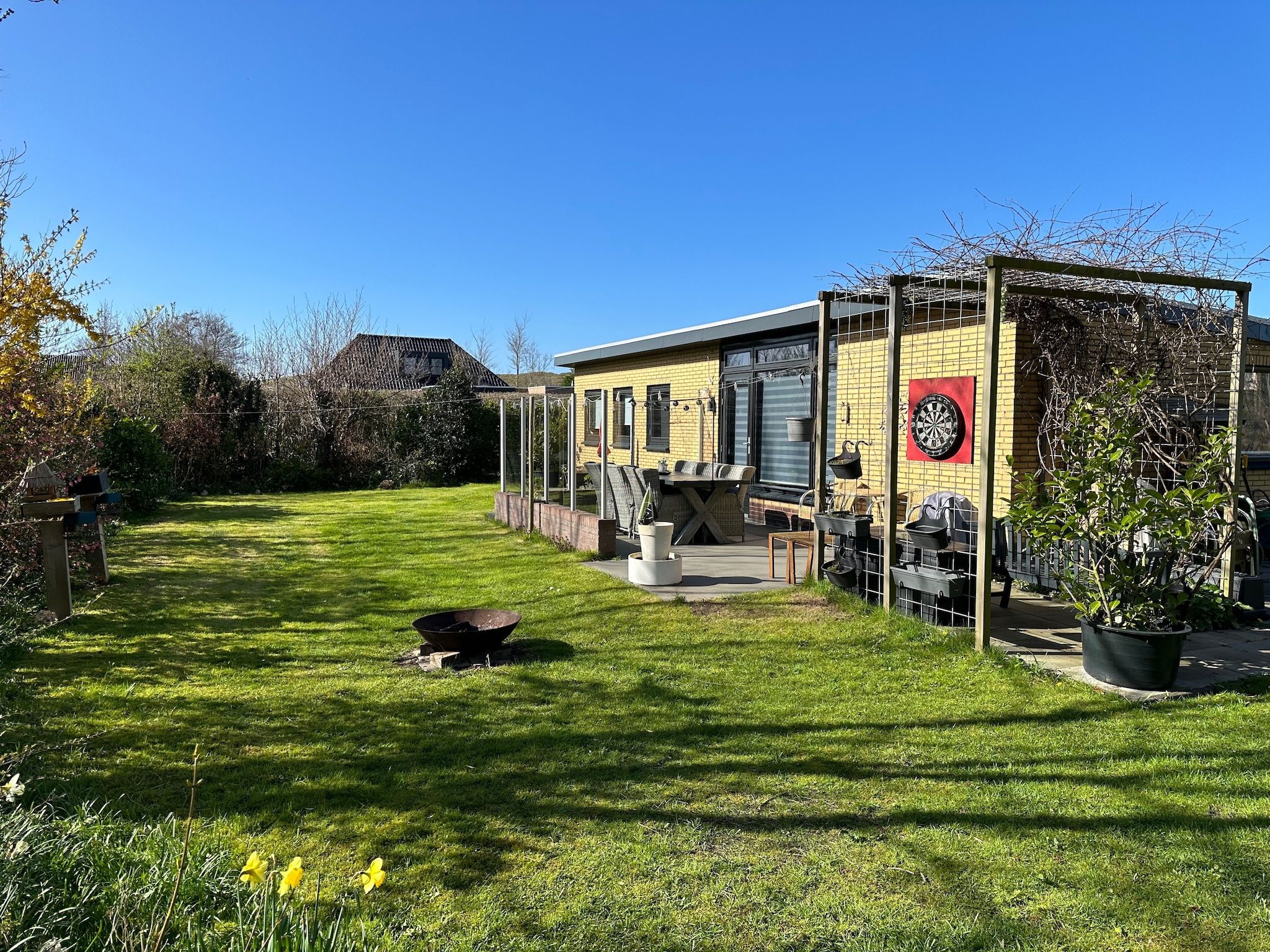 De tuin van Bungalow de Bolhoed in De Cocksdorp
