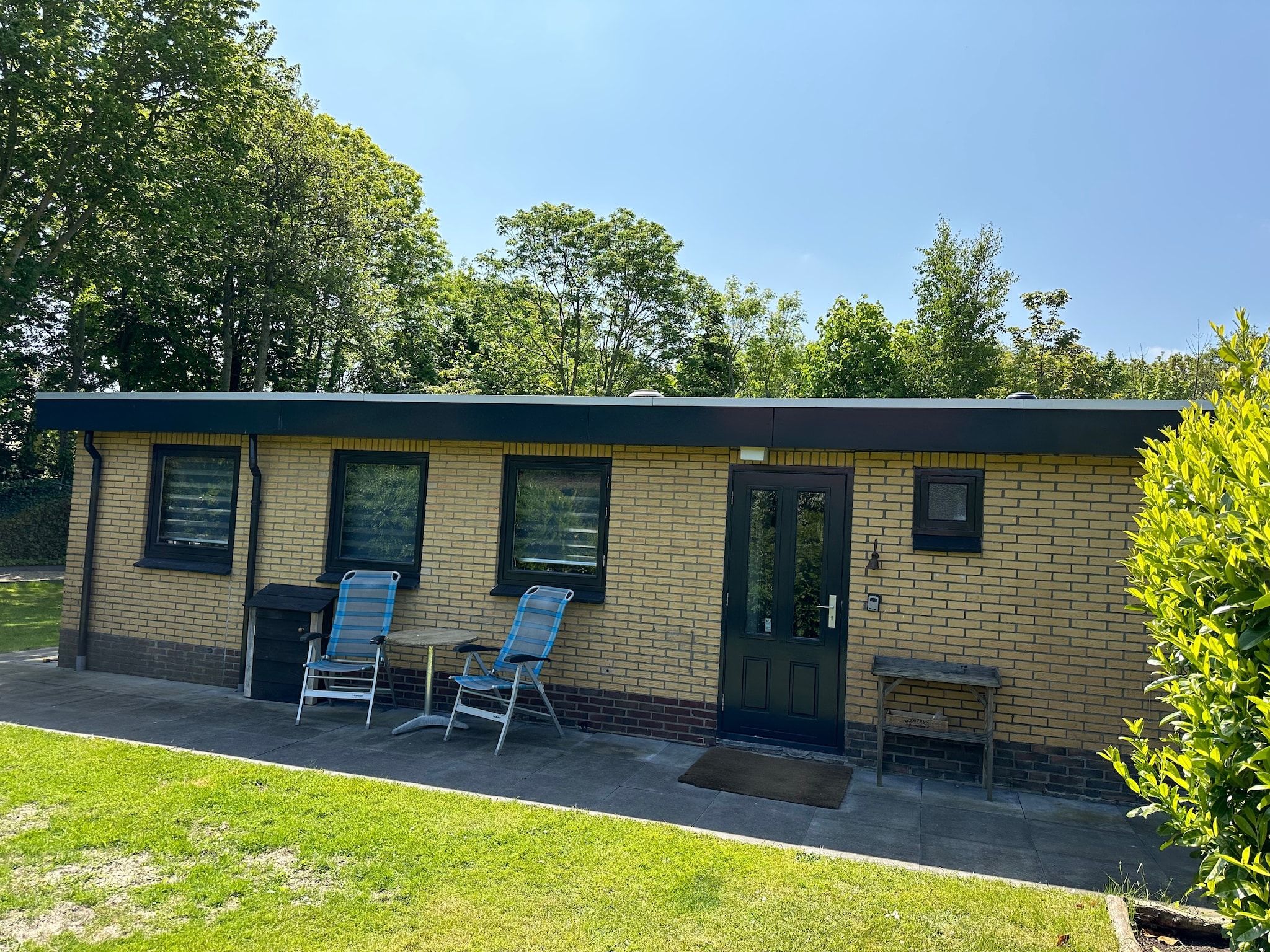 Het terras van Bungalow de Bolhoed in De Cocksdorp