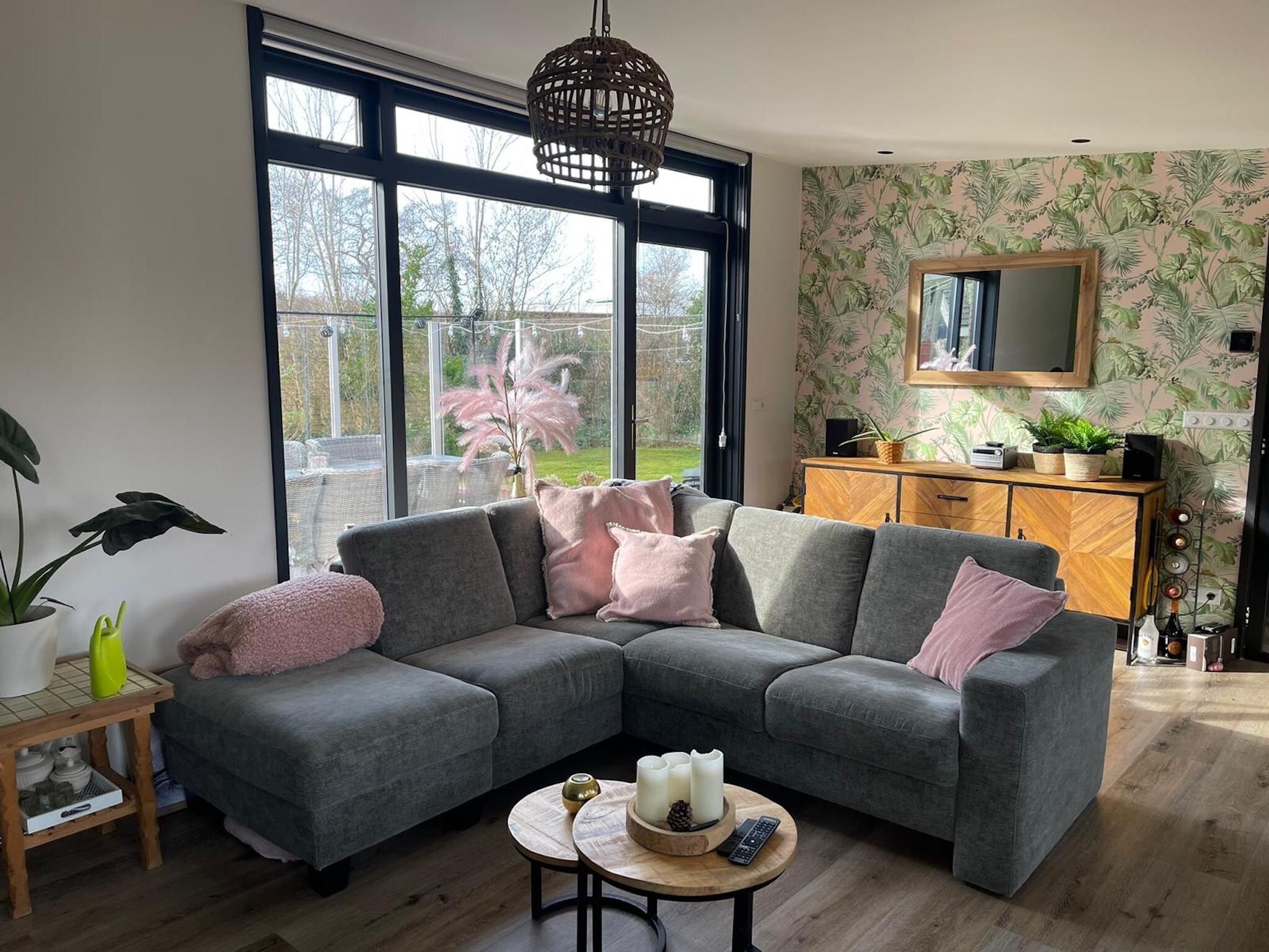 De woonkamer van Bungalow de Bolhoed in De Cocksdorp