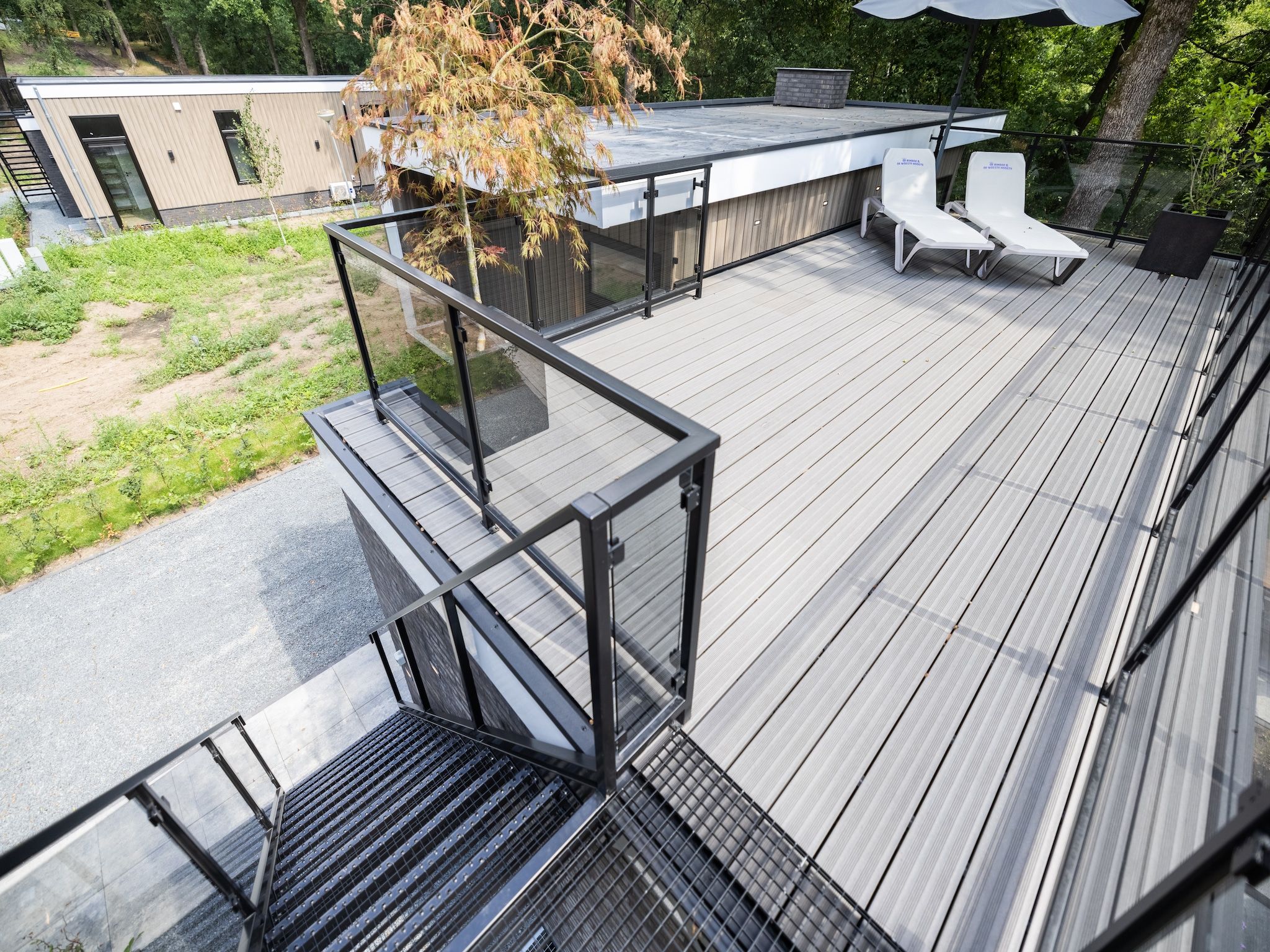 Het terras van Vakantiepark De Rimboe & De Woeste Hoogte 40 in Hoenderloo