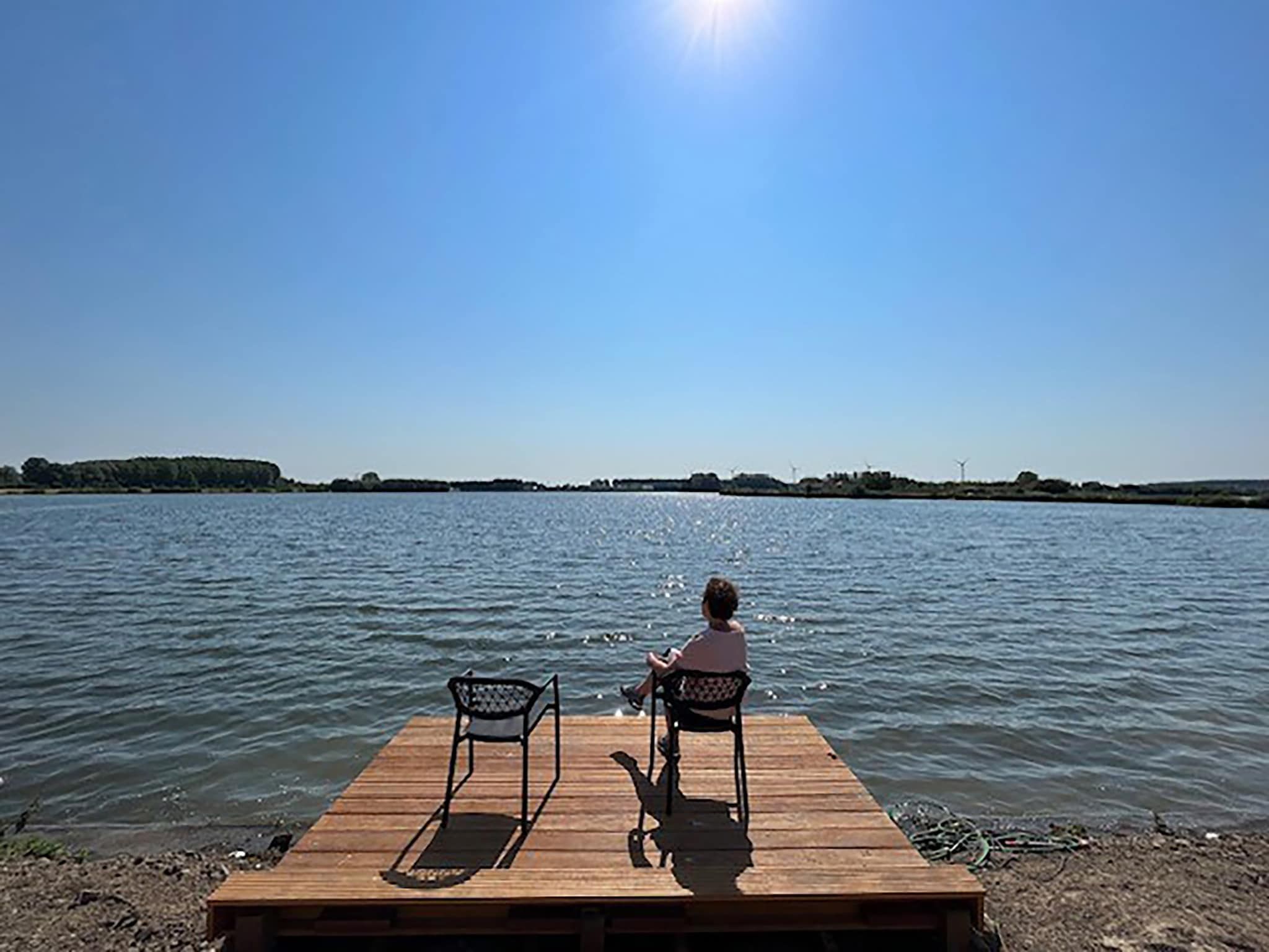 Het uitzicht vanaf Lake view villa met zwem- vissteiger in Simonshaven