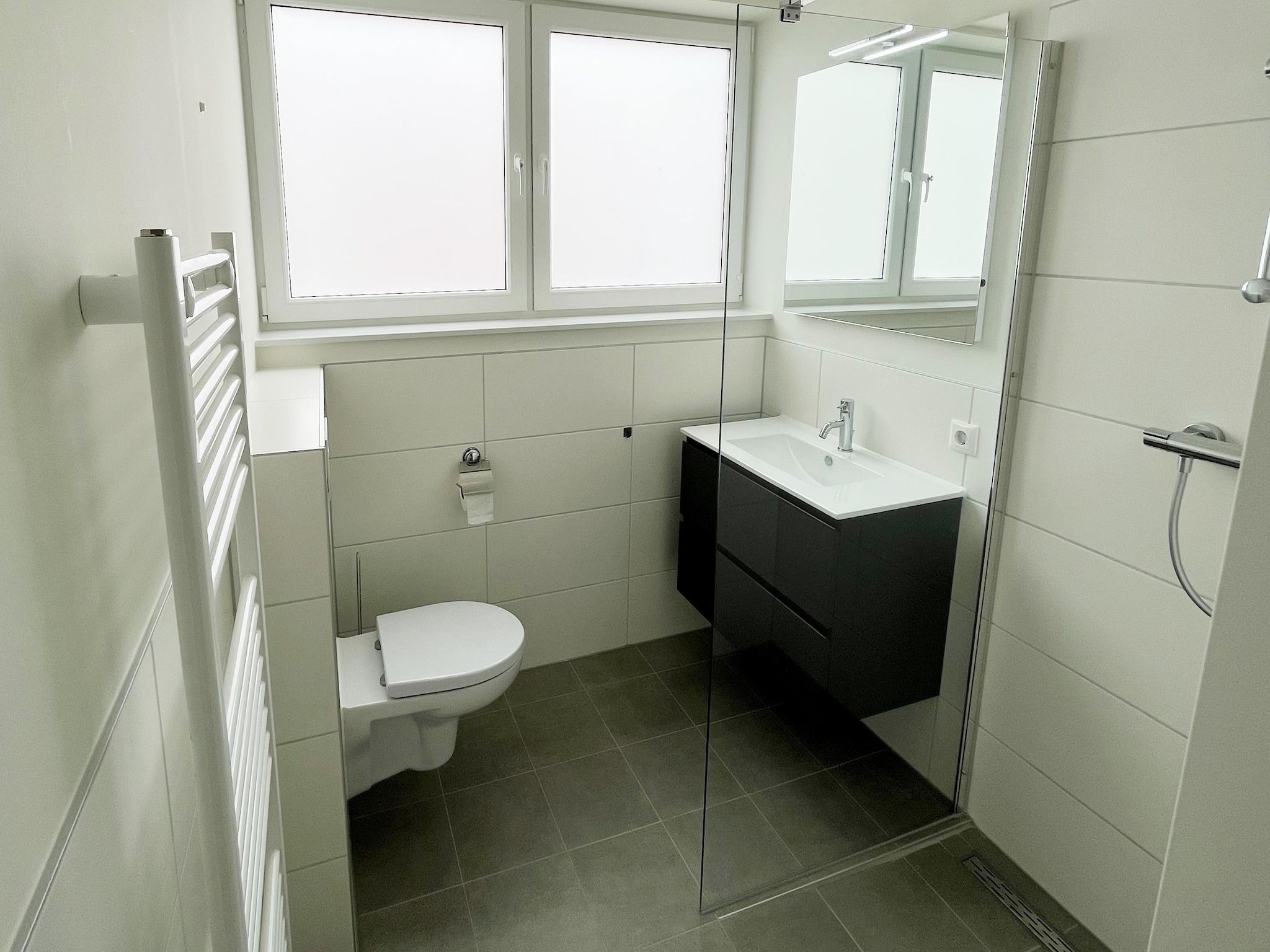 De badkamer van Lake view villa met zwem- vissteiger in Simonshaven