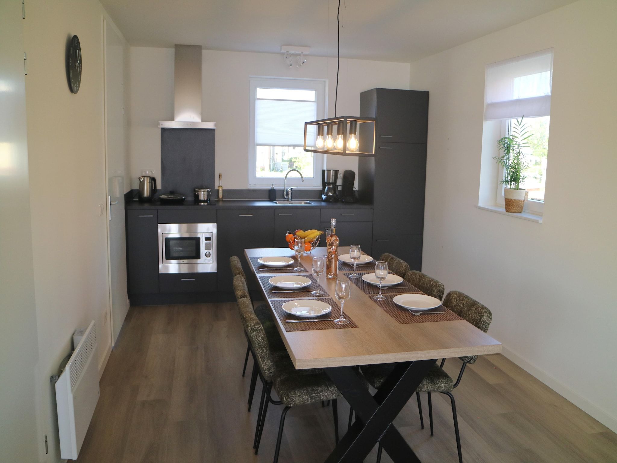 De eetkamer van Lake view villa met zwem- vissteiger in Simonshaven