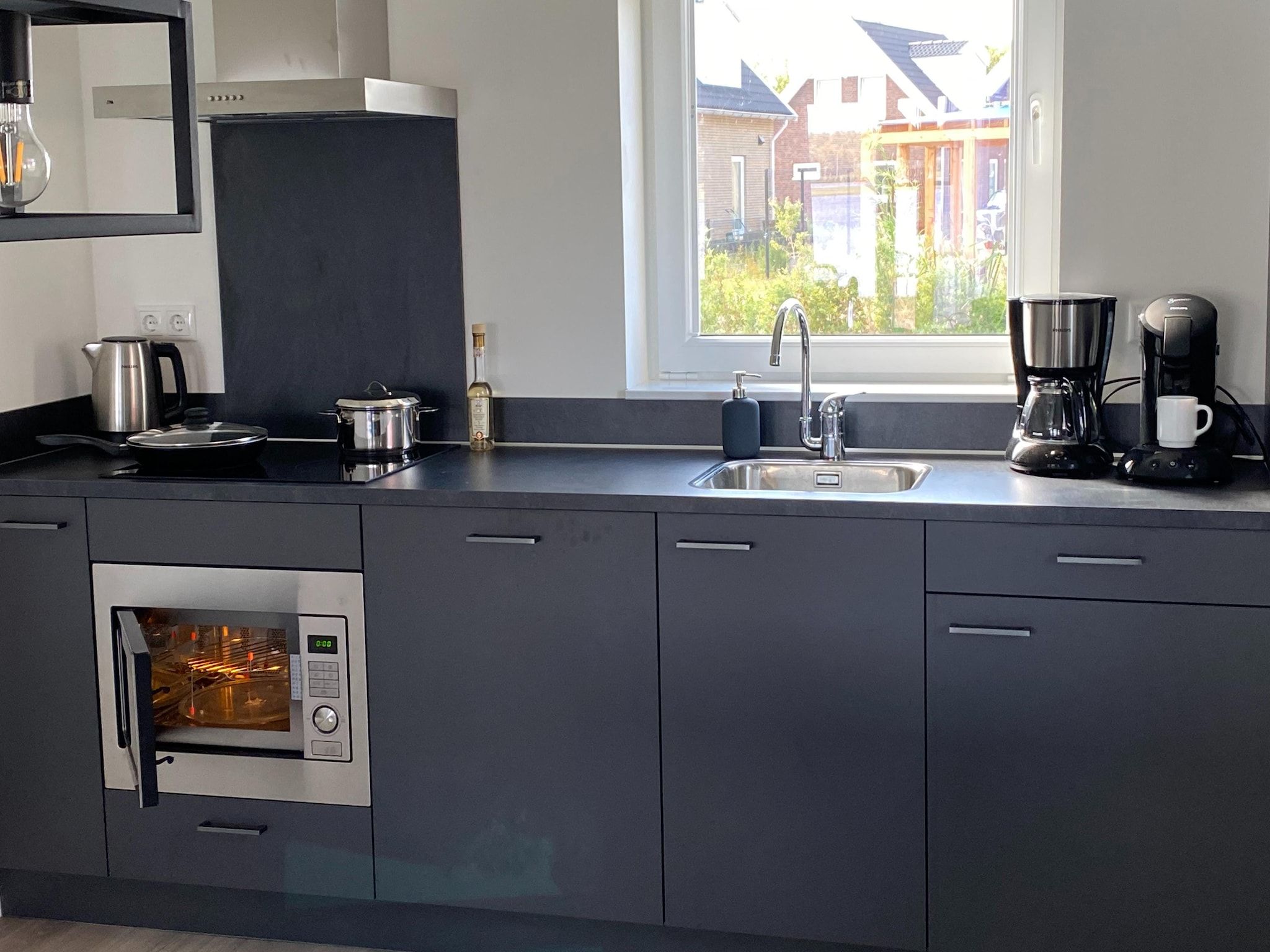 De keuken van Lake view villa met zwem- vissteiger in Simonshaven