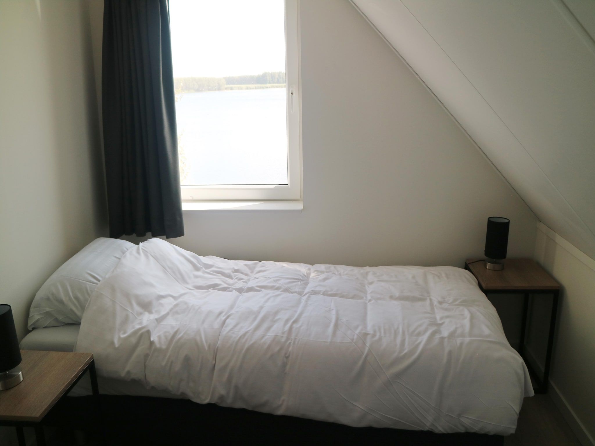 Een slaapkamer van Lake view villa met zwem- vissteiger in Simonshaven