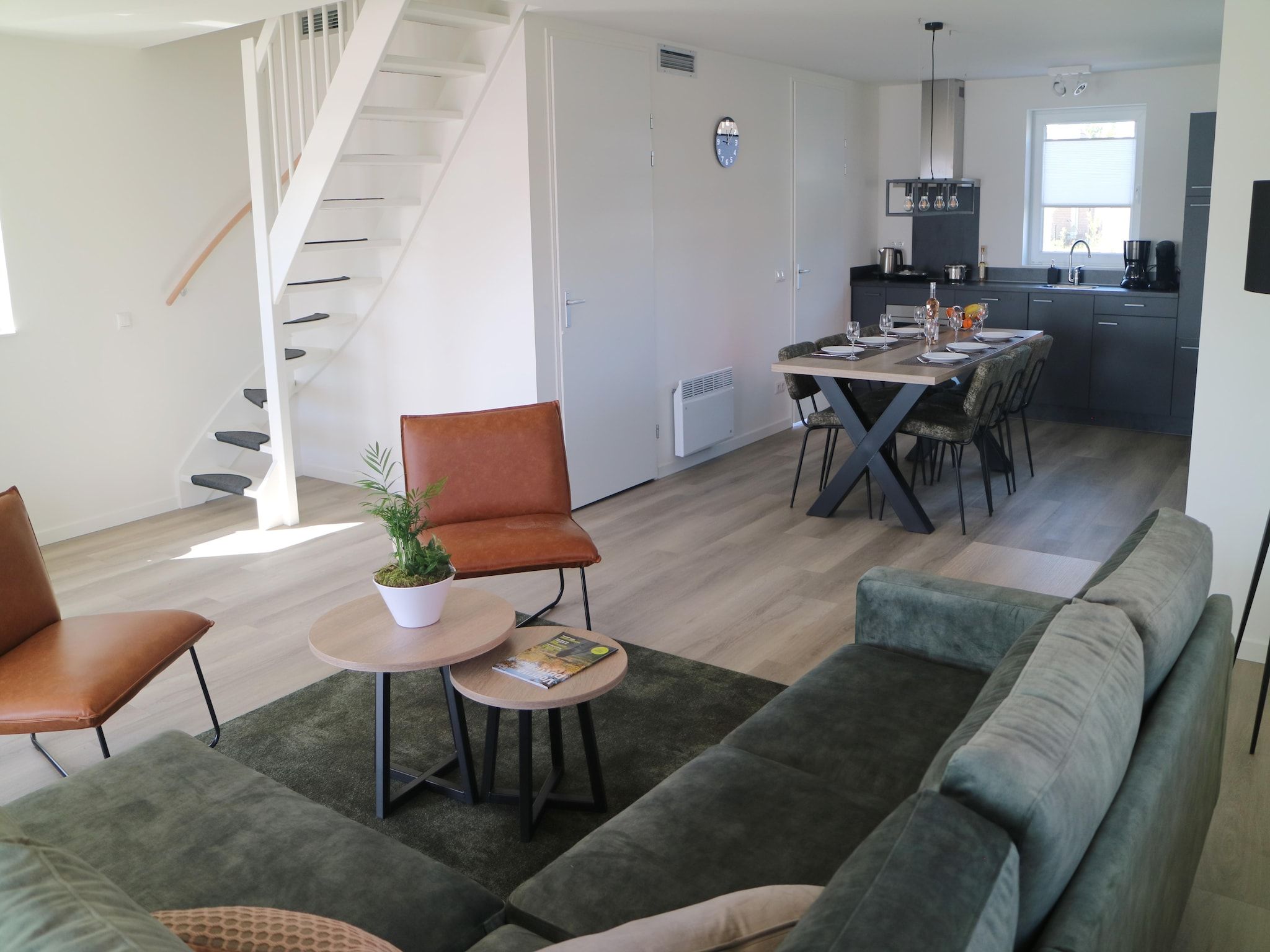 De woonkamer van Lake view villa met zwem- vissteiger in Simonshaven