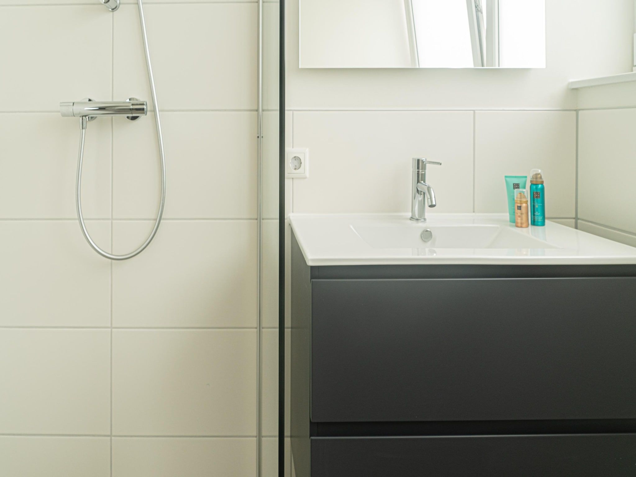 De badkamer van Lake view villa met zwem- vissteiger in Simonshaven