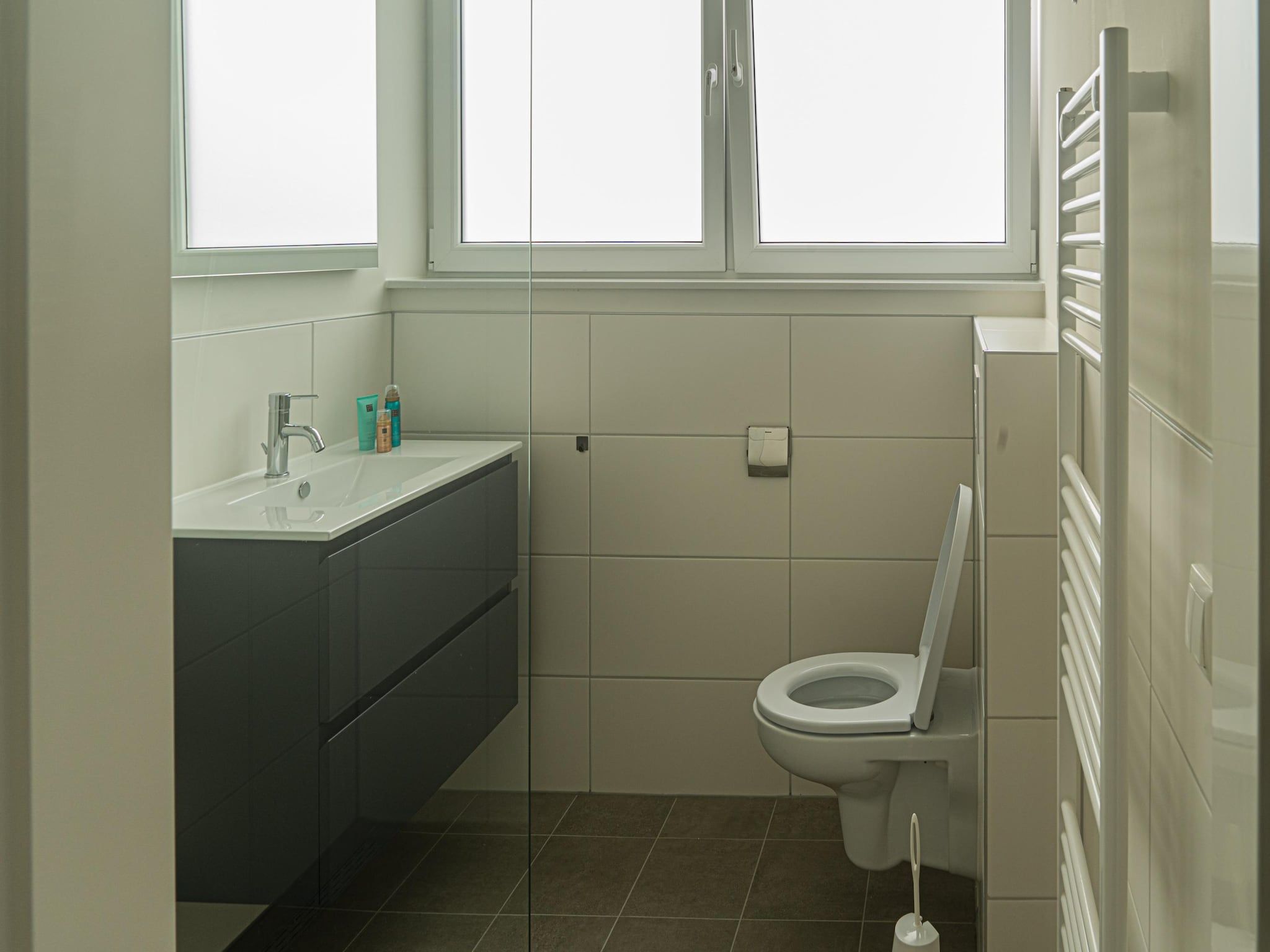 De badkamer van Lake view villa met zwem- vissteiger in Simonshaven