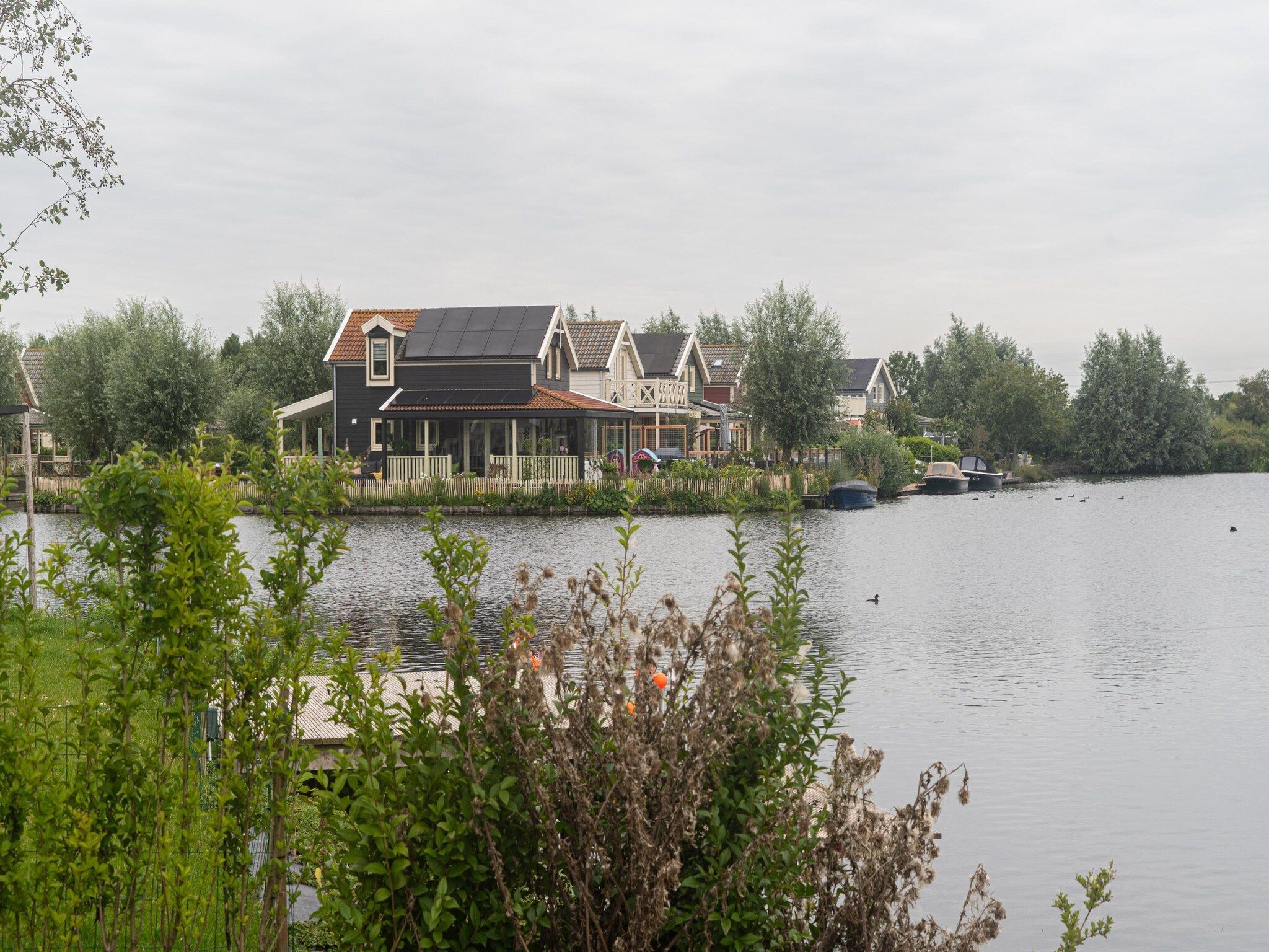 Het uitzicht vanaf Lake view villa met zwem- vissteiger in Simonshaven