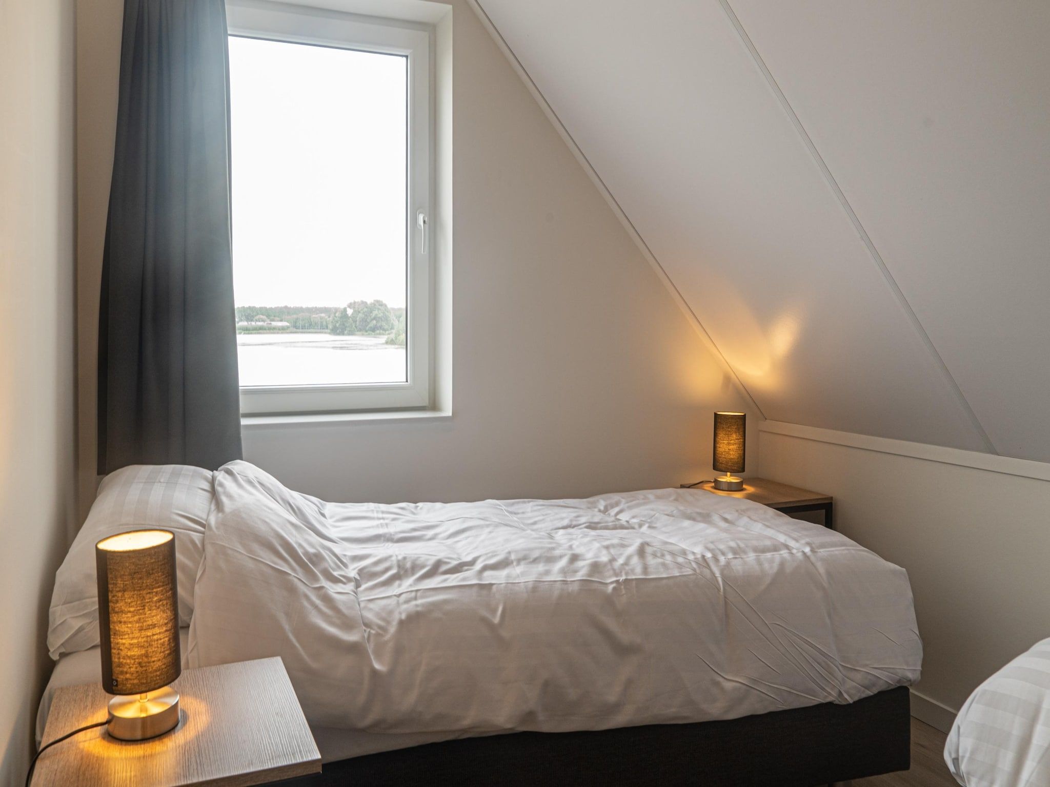 Een slaapkamer van Lake view villa met zwem- vissteiger in Simonshaven