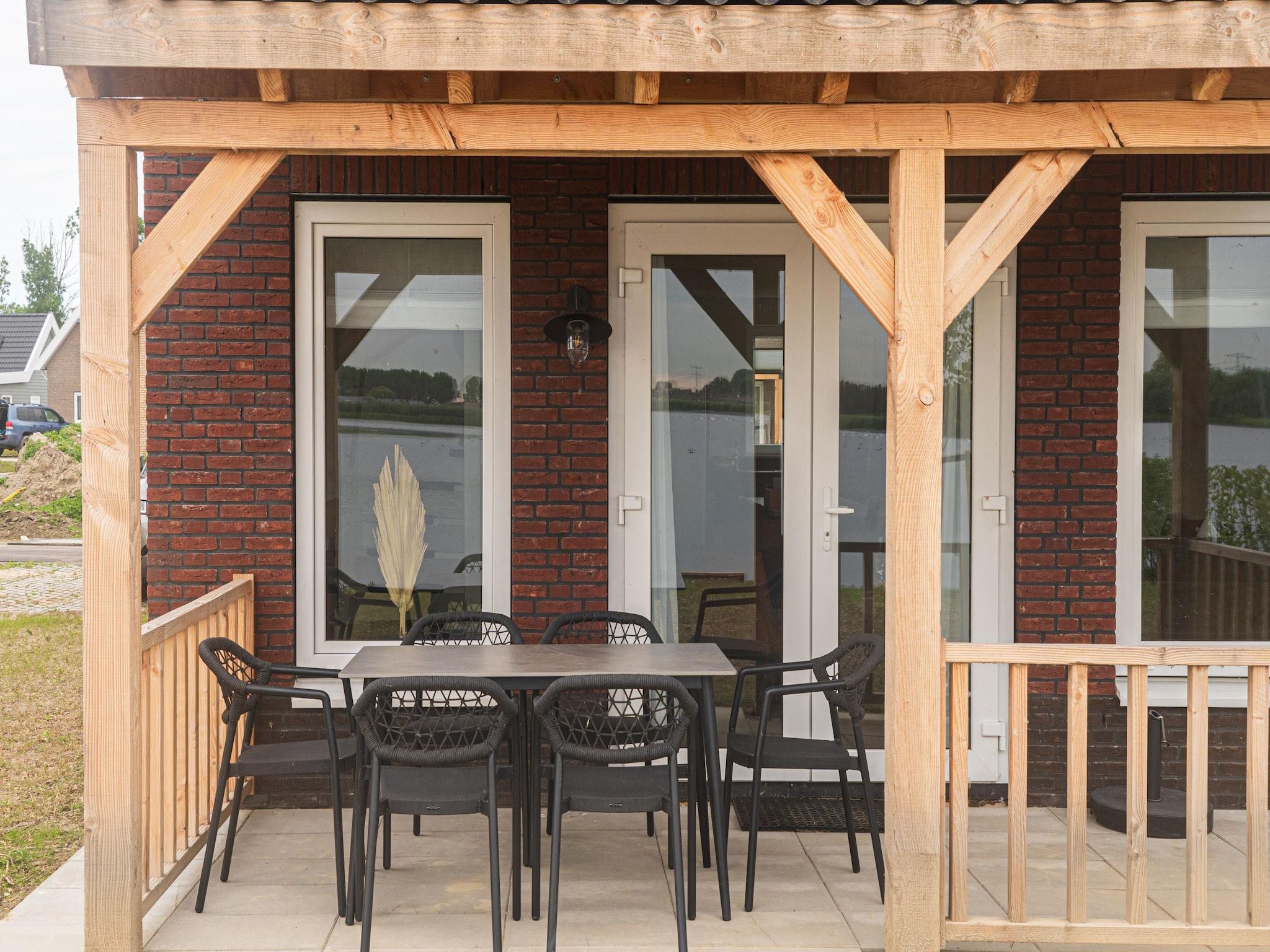 Het terras van Lake view villa met zwem- vissteiger in Simonshaven