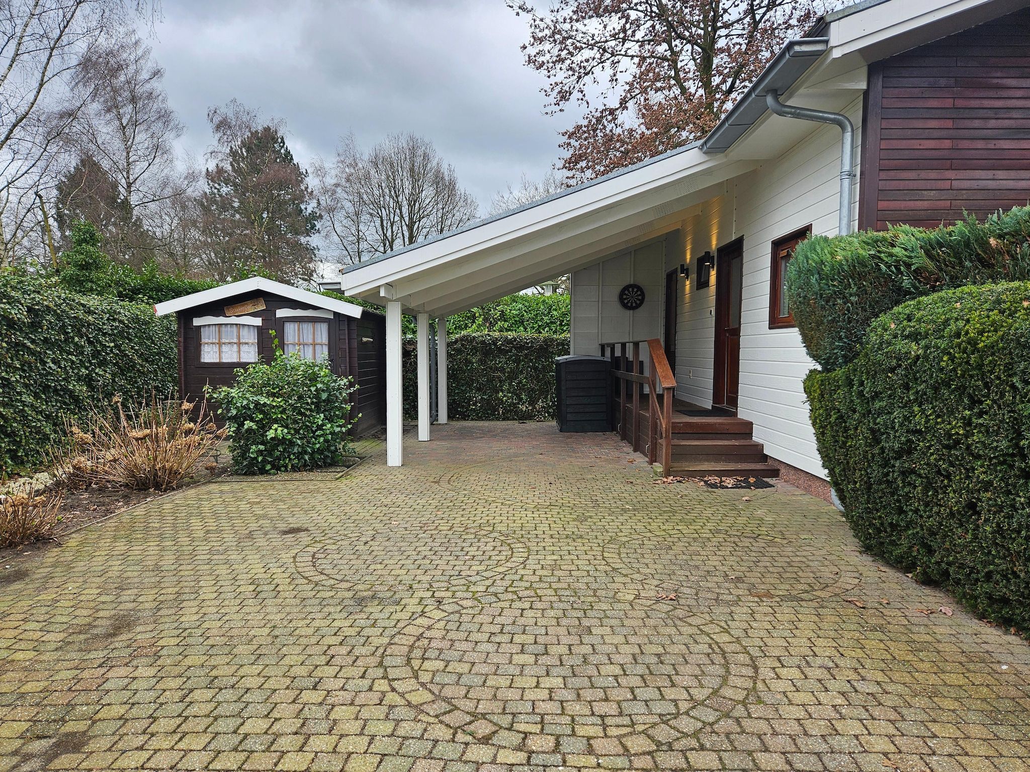 Het terras van Chalet Kieftveen Voorthuizen II 4 pax -817 in Voorthuizen
